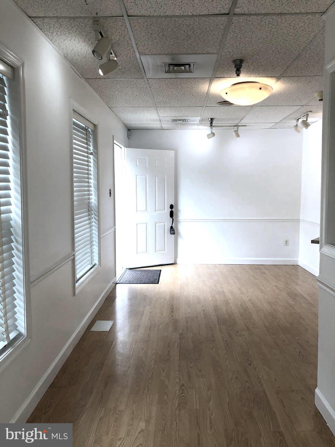 CENTRE SQUARE - Commercial Lease