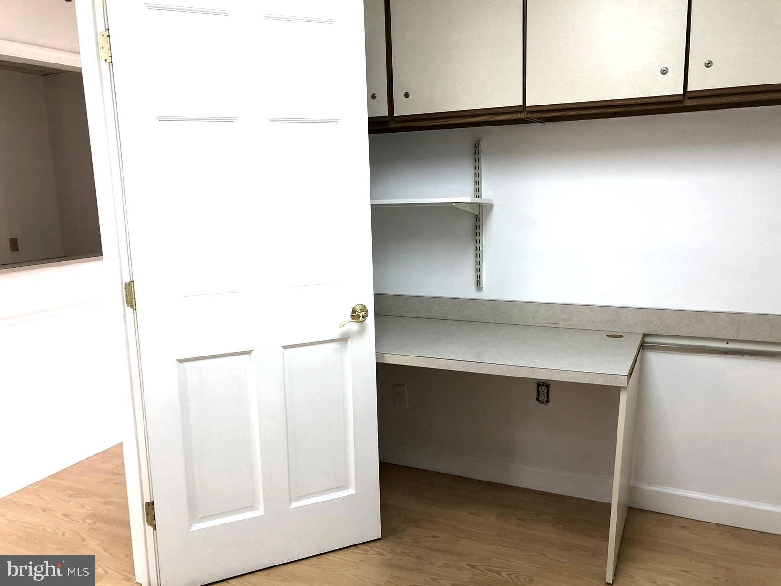 CENTRE SQUARE - Commercial Lease