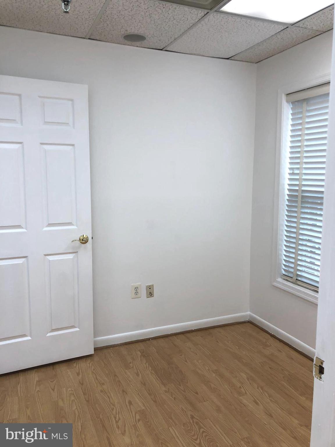 CENTRE SQUARE - Commercial Lease