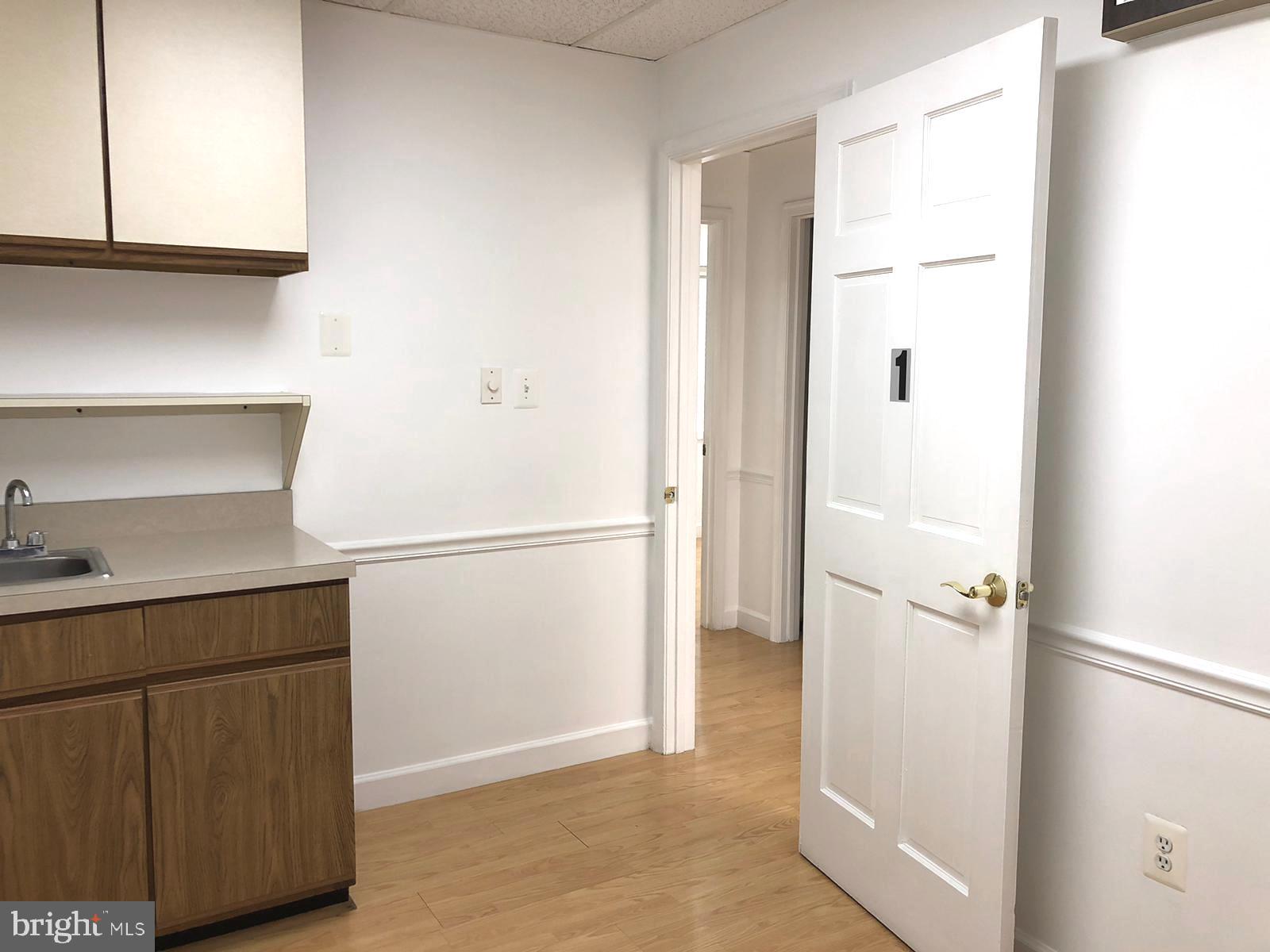 CENTRE SQUARE - Commercial Lease