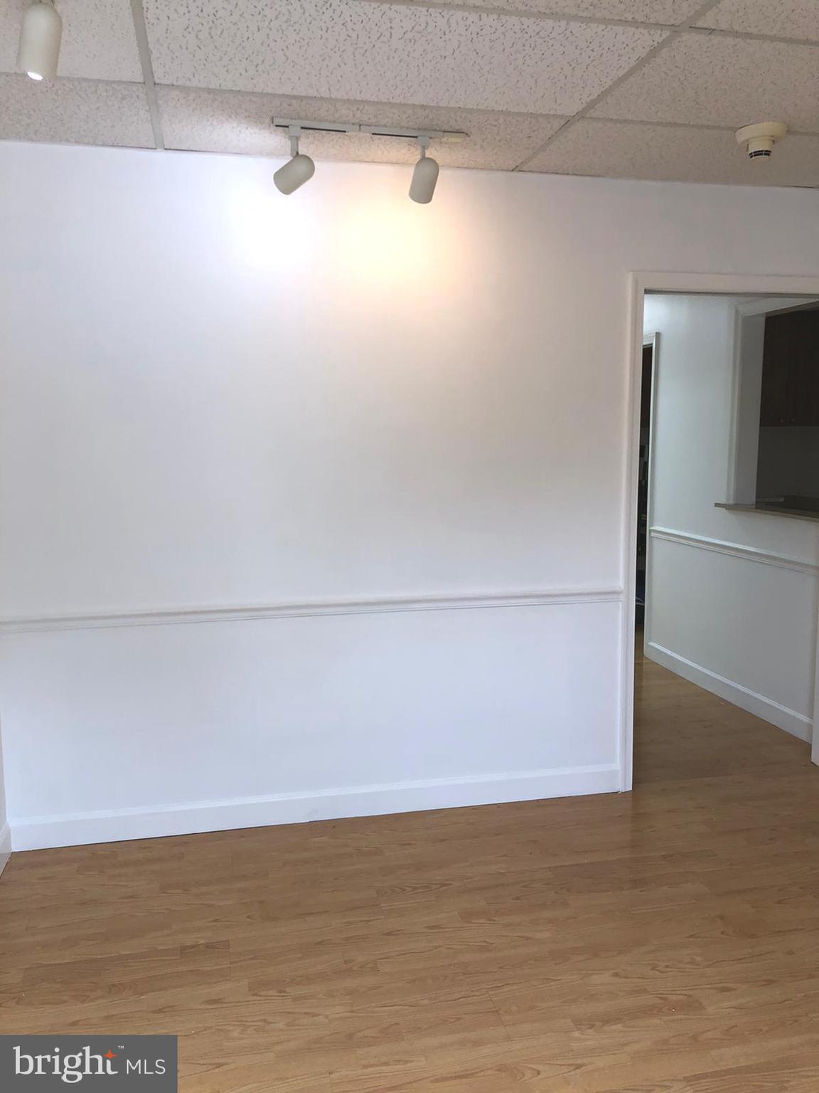 CENTRE SQUARE - Commercial Lease