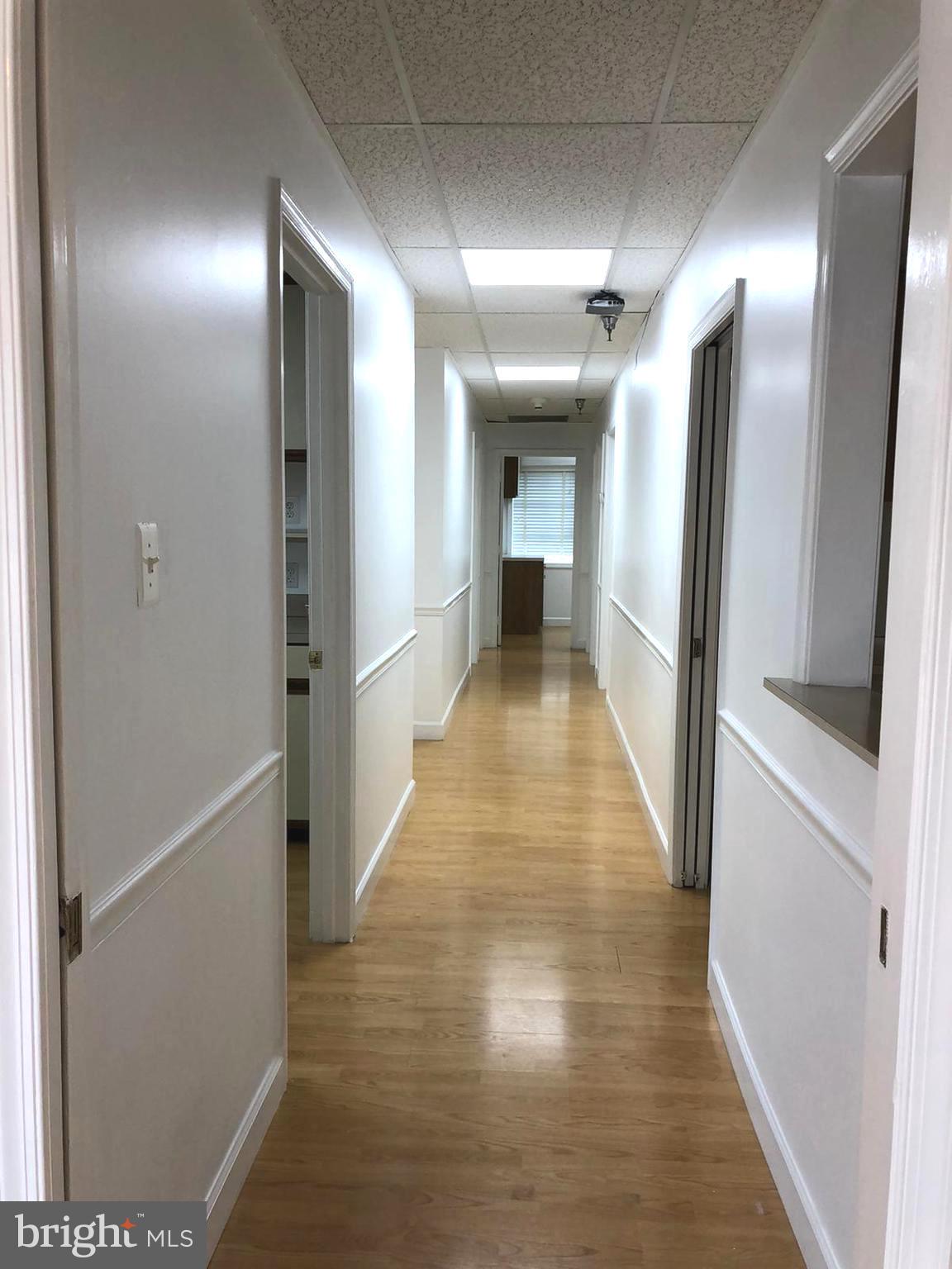 CENTRE SQUARE - Commercial Lease