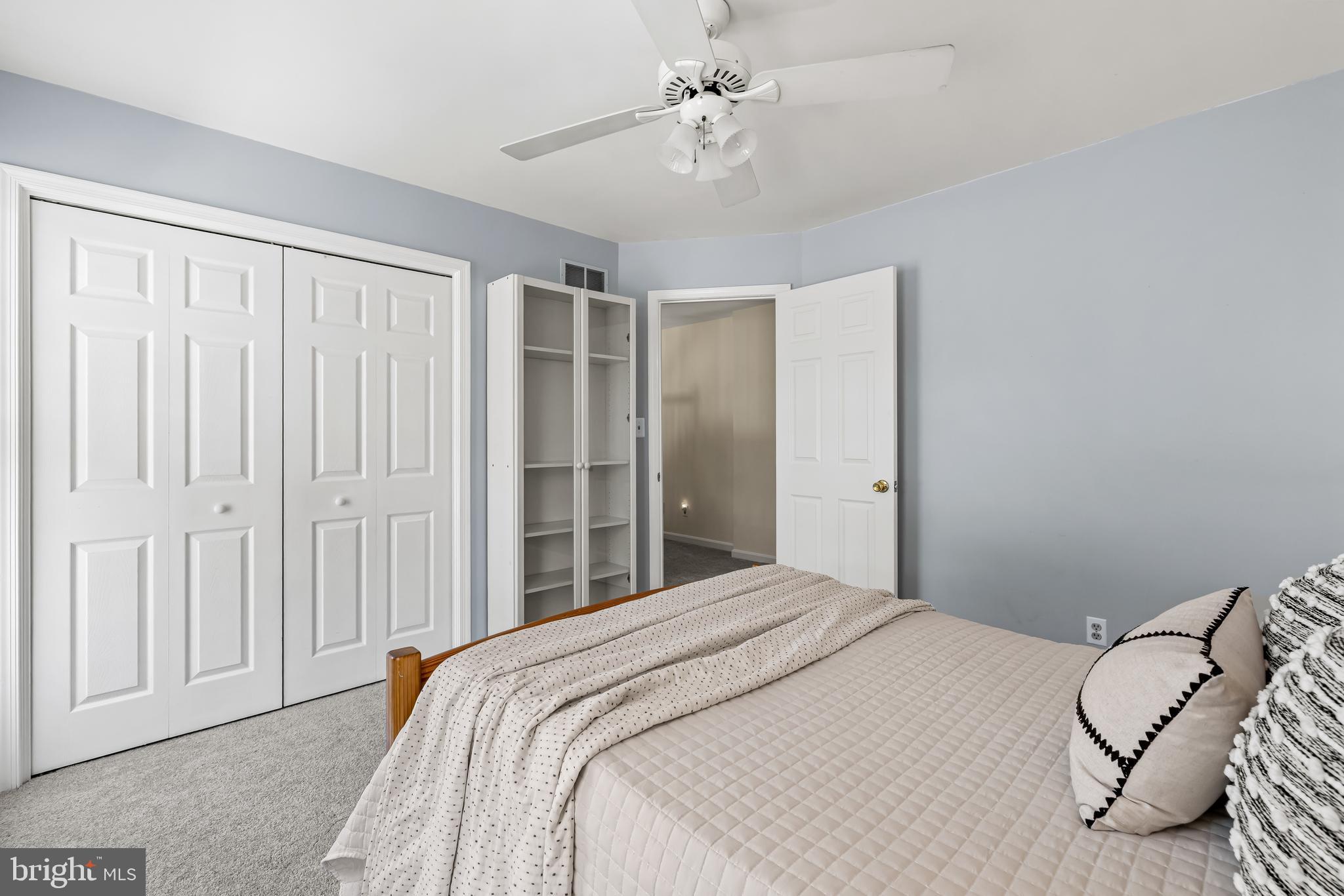 FOUR SEASONS - Residential