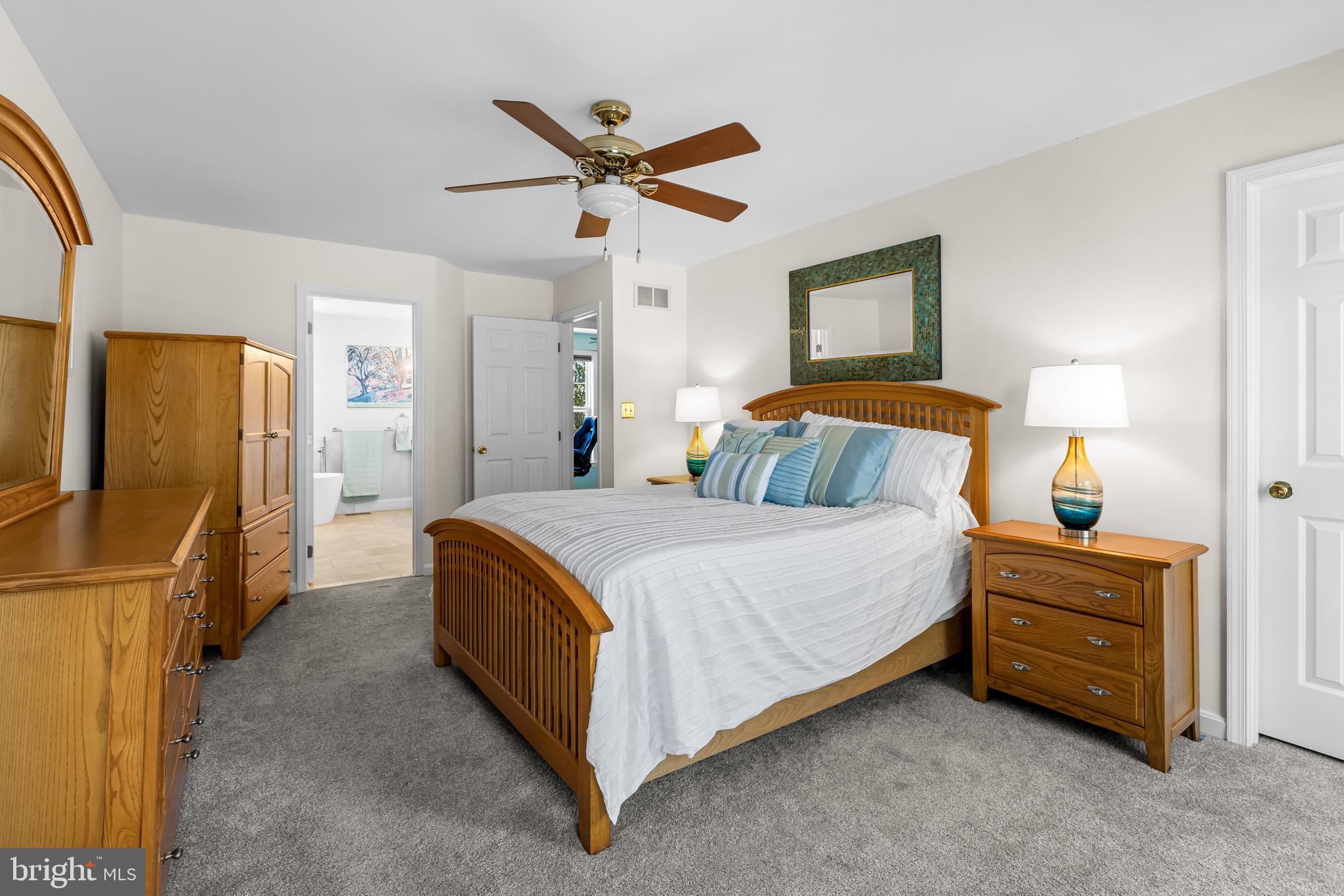 FOUR SEASONS - Residential