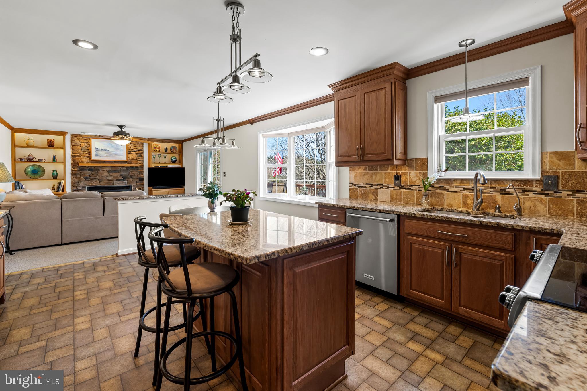 FOUR SEASONS - Residential