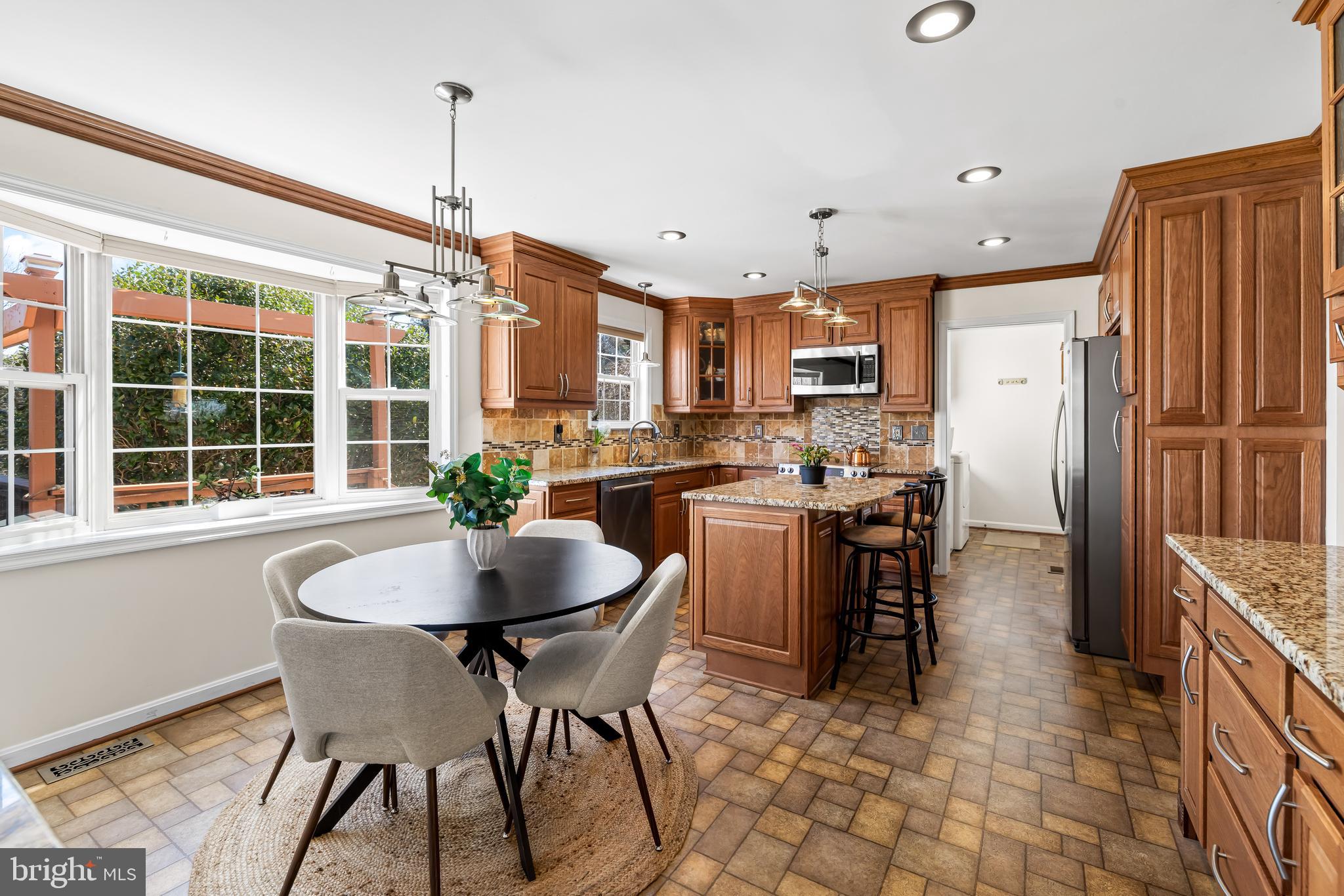 FOUR SEASONS - Residential