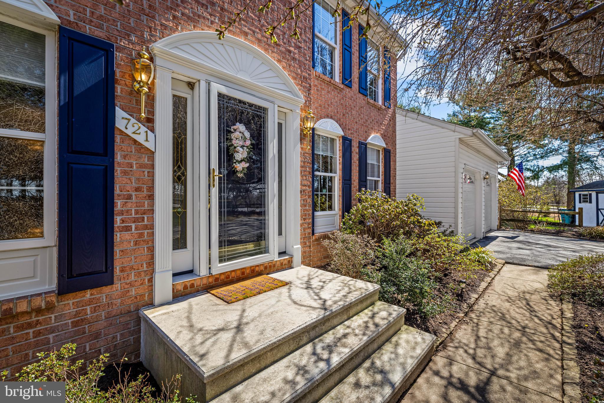 FOUR SEASONS - Residential