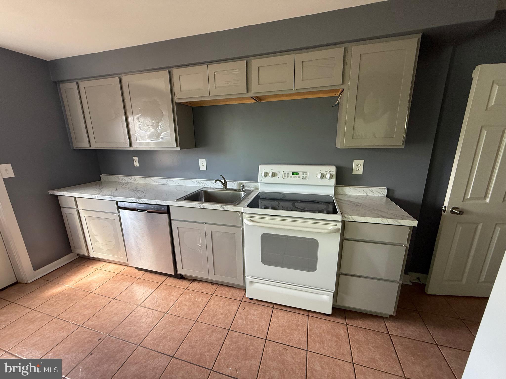 DUNDALK MANOR - Residential Lease