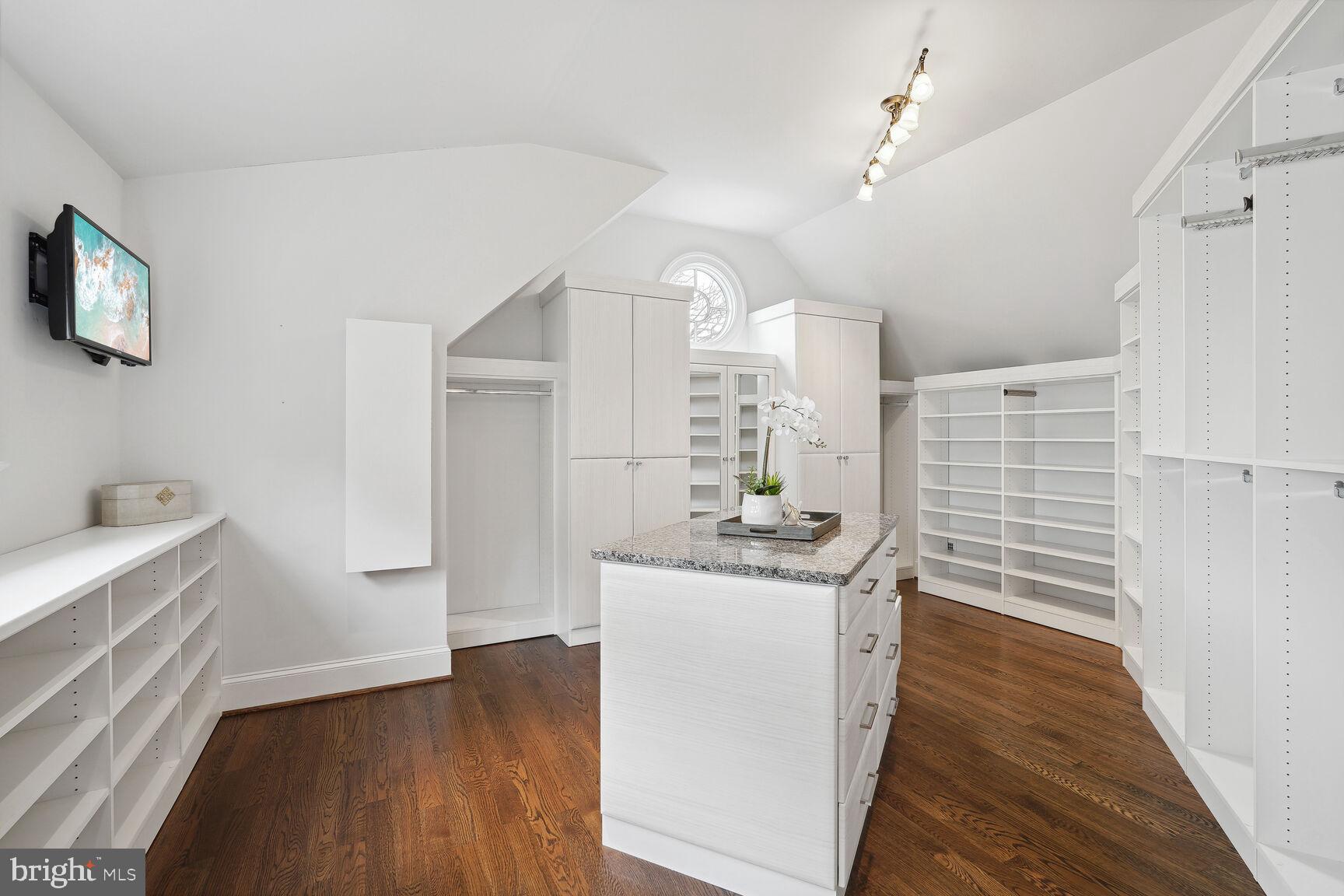 LYON VILLAGE - Residential