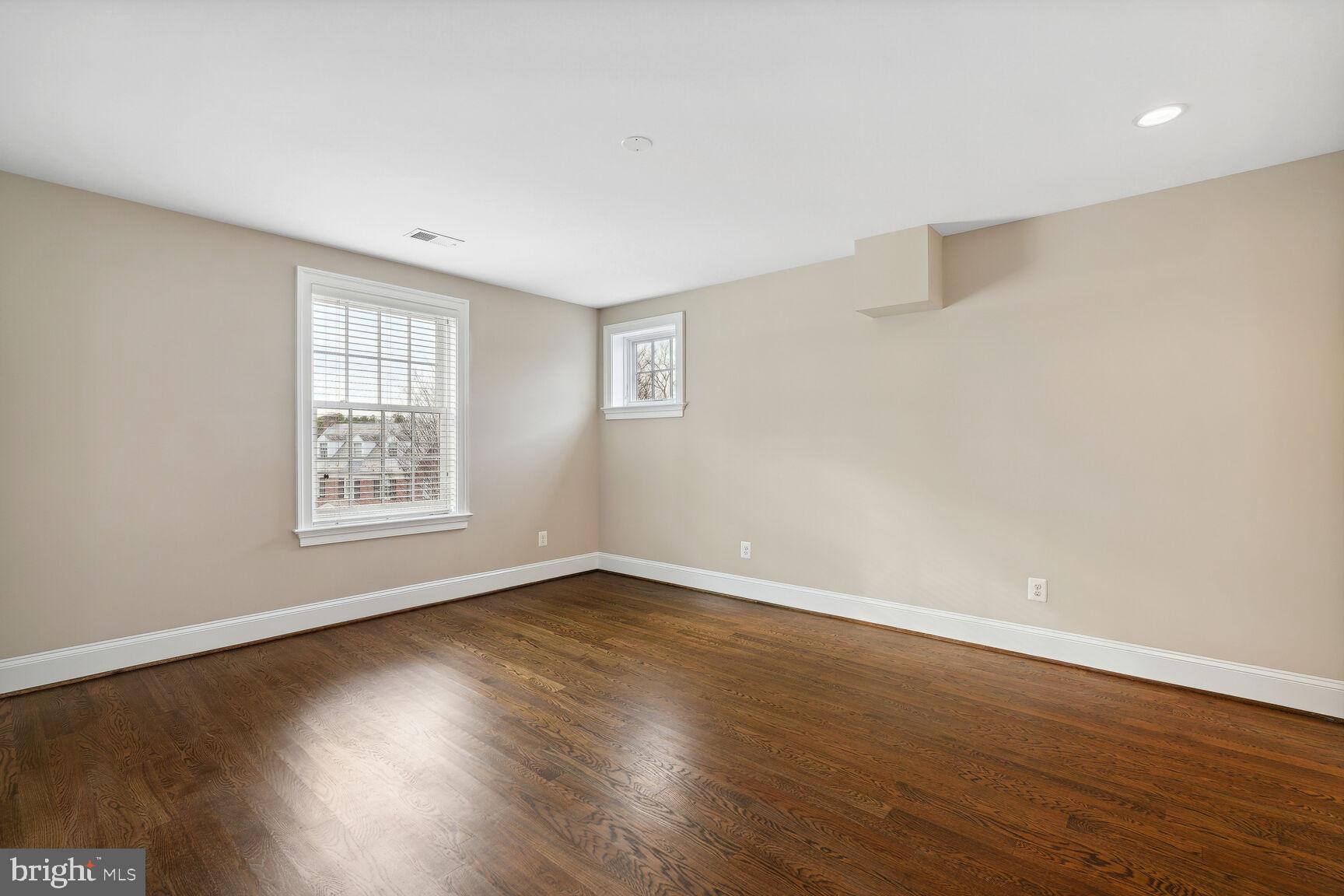 LYON VILLAGE - Residential