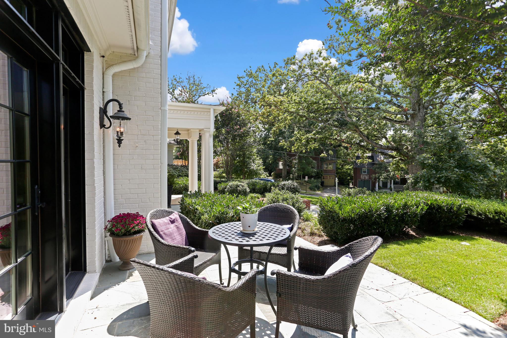 LYON VILLAGE - Residential