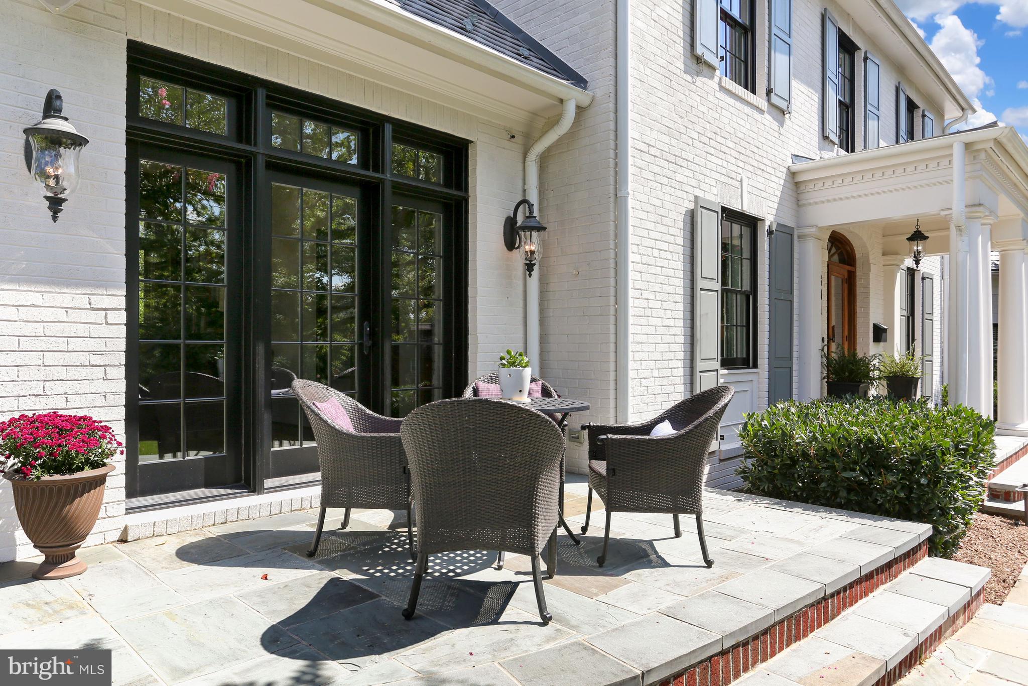 LYON VILLAGE - Residential