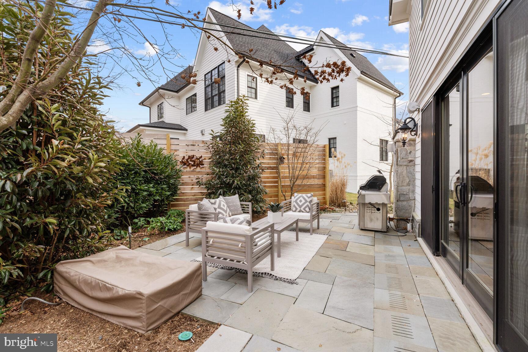 LYON VILLAGE - Residential