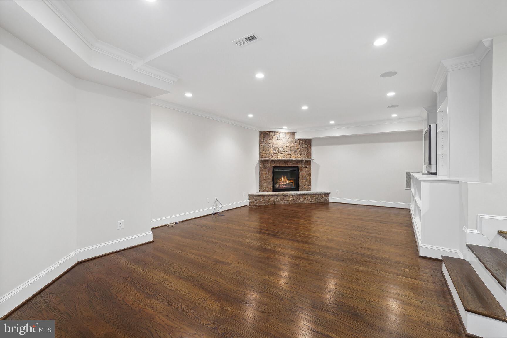 LYON VILLAGE - Residential