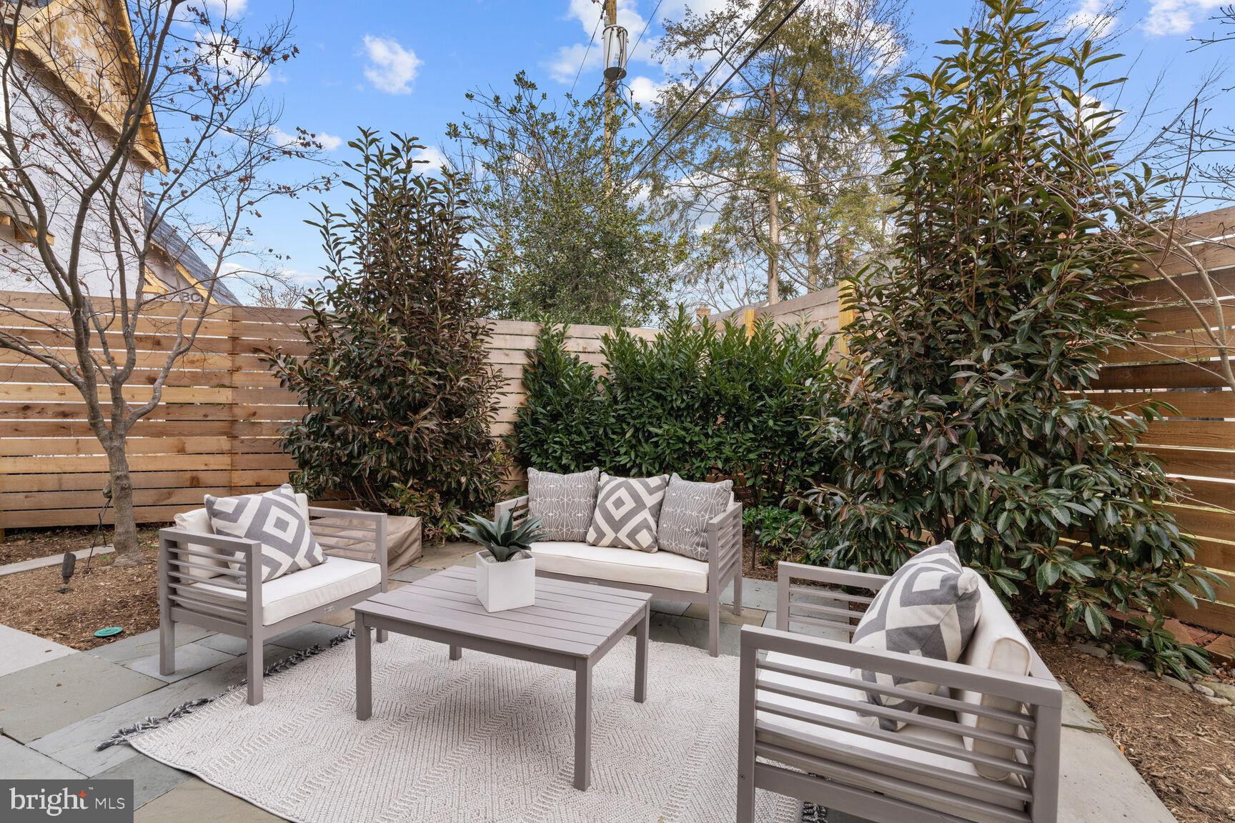 LYON VILLAGE - Residential