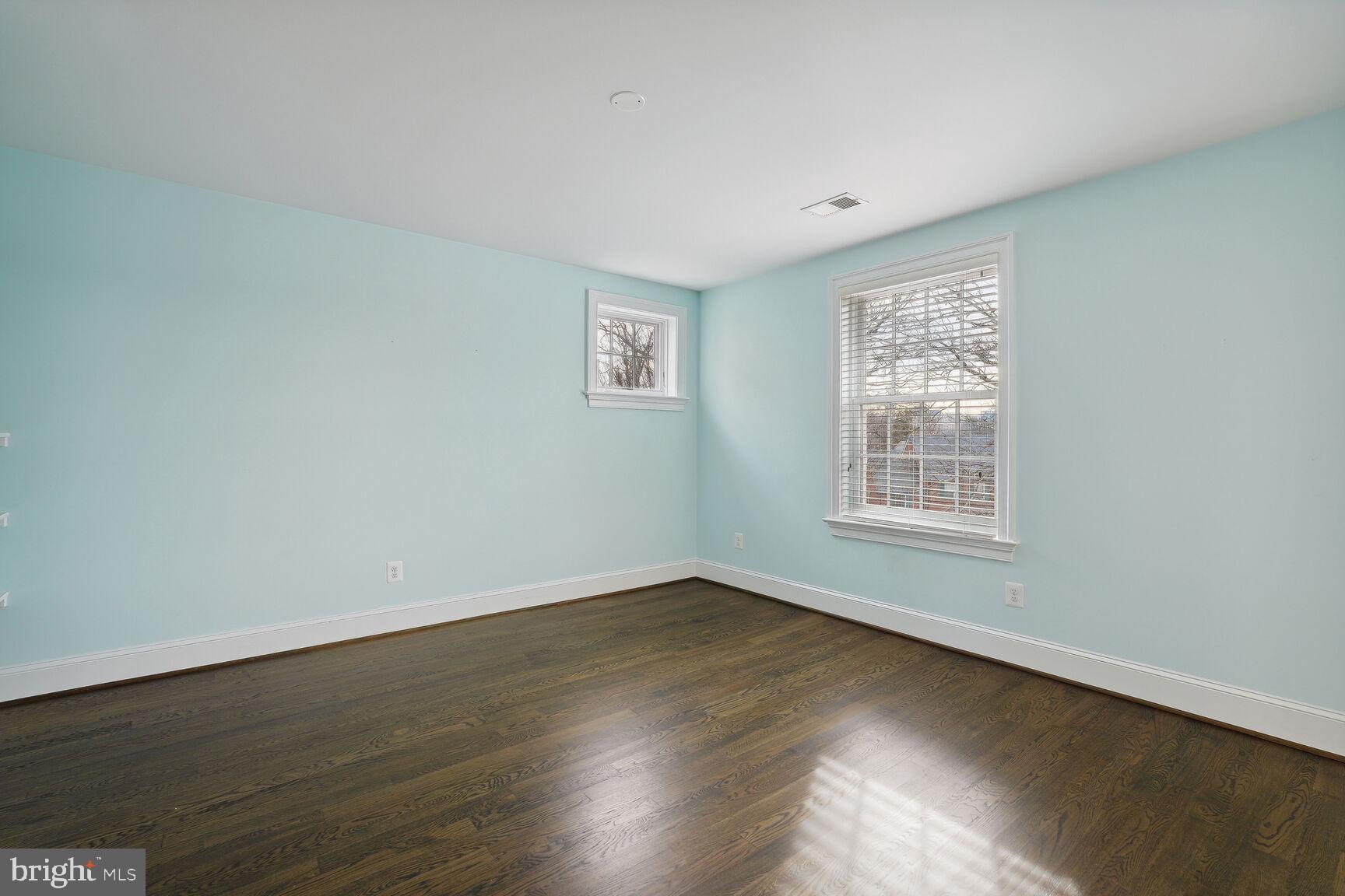 LYON VILLAGE - Residential