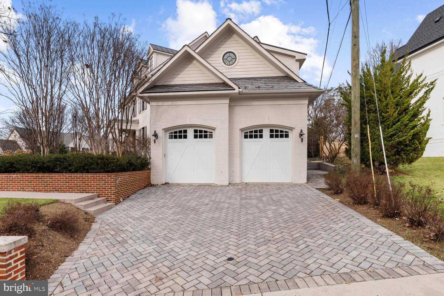 LYON VILLAGE - Residential