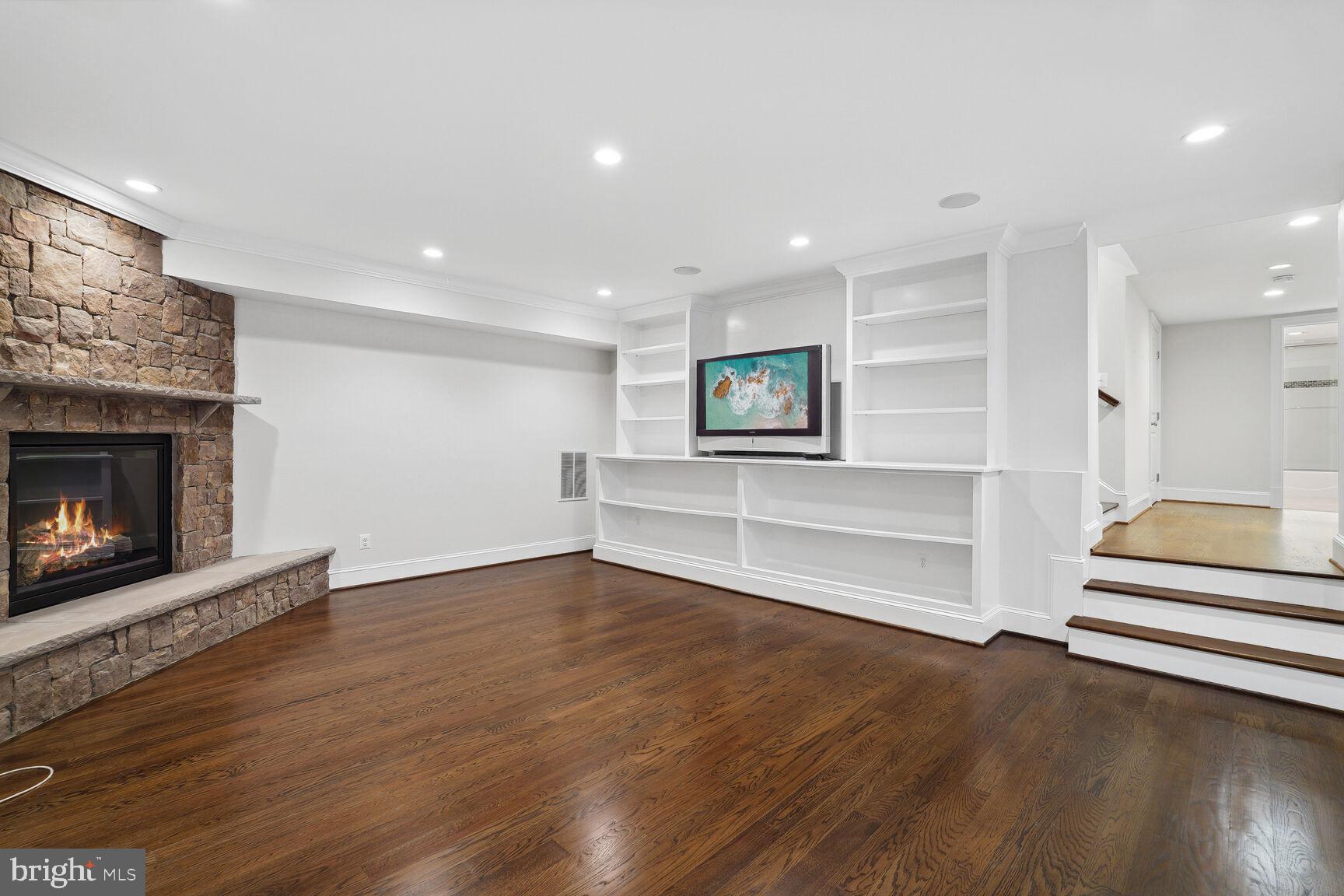 LYON VILLAGE - Residential