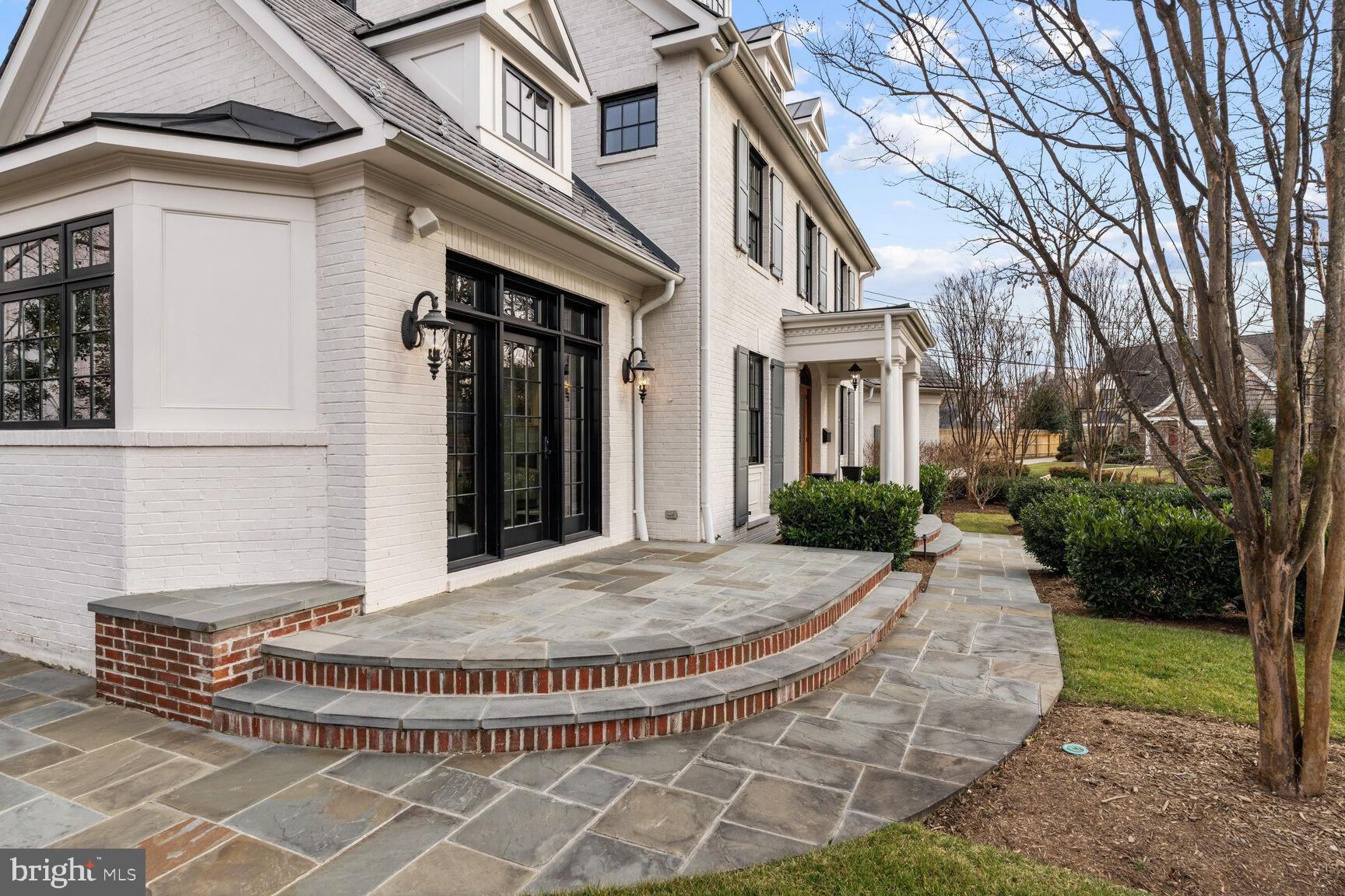 LYON VILLAGE - Residential