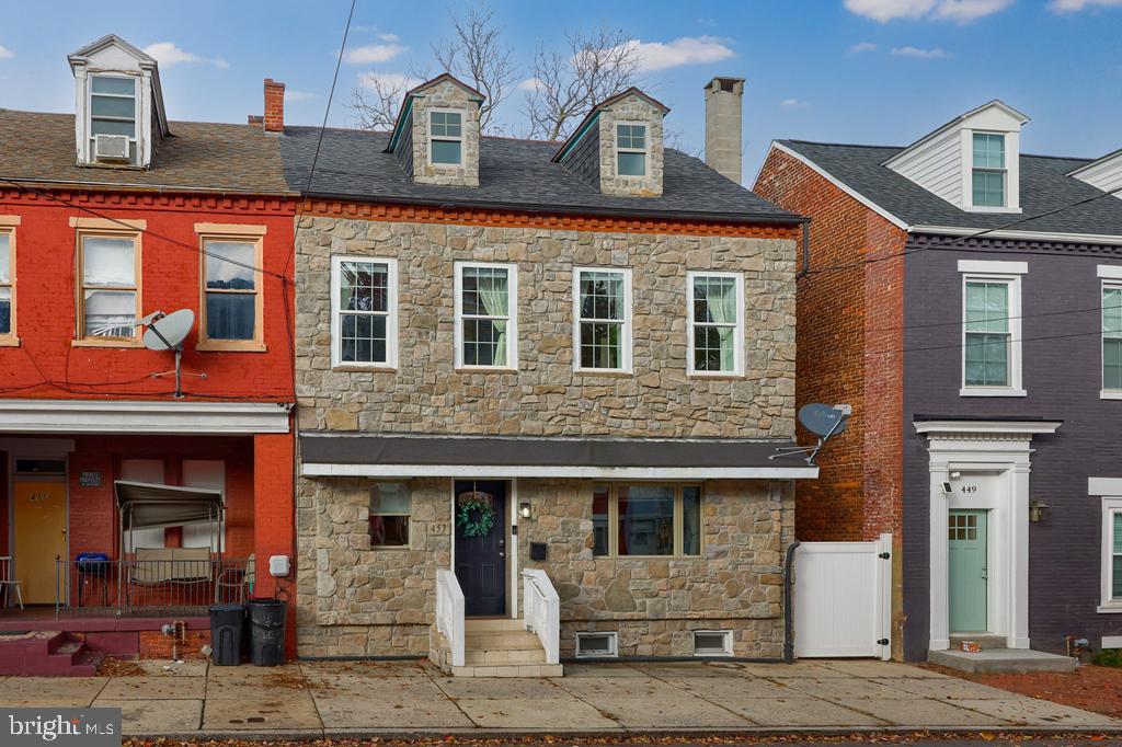 CHESTNUT HILL - Residential