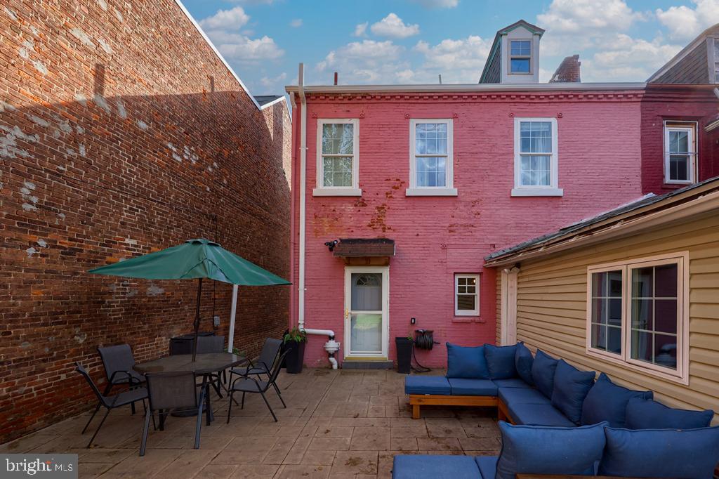 CHESTNUT HILL - Residential