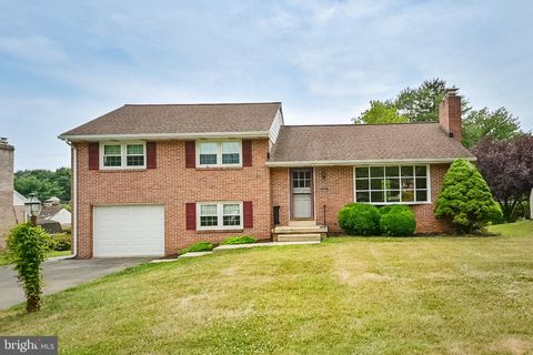 Photo of 28 Homestead Drive, Lancaster, PA 17602 (MLS # PALA2054616)