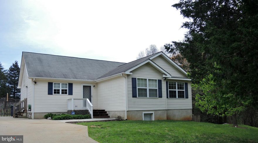 CONTRACT FELL THROUGH*Lovely 2-level rambler w/Pergo floors throughout main level/new flooring in kitchen/large bedrooms/partially finished lower level w/finished 3rd bathroom/within walking distance to old-town Warrenton shops/restaurants/etc.* Fenced back yard/large patio/shed/Minutes to Rt. 29 commuter routes to No. VA*Just re-painted*Don't miss this gem*Potential of 2 more BRs on lower level.