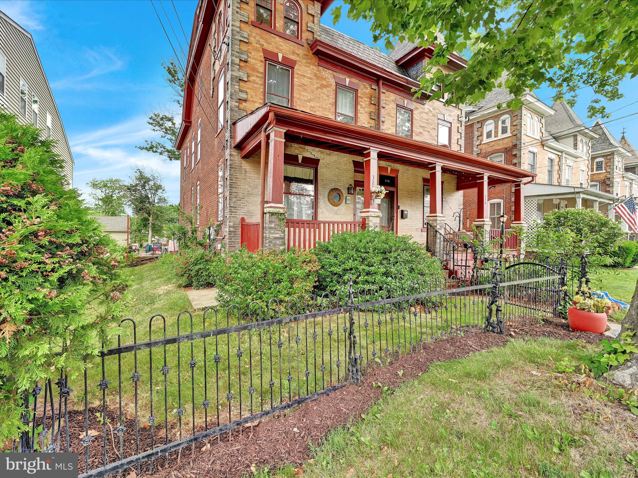 320 W WALNUT STREET