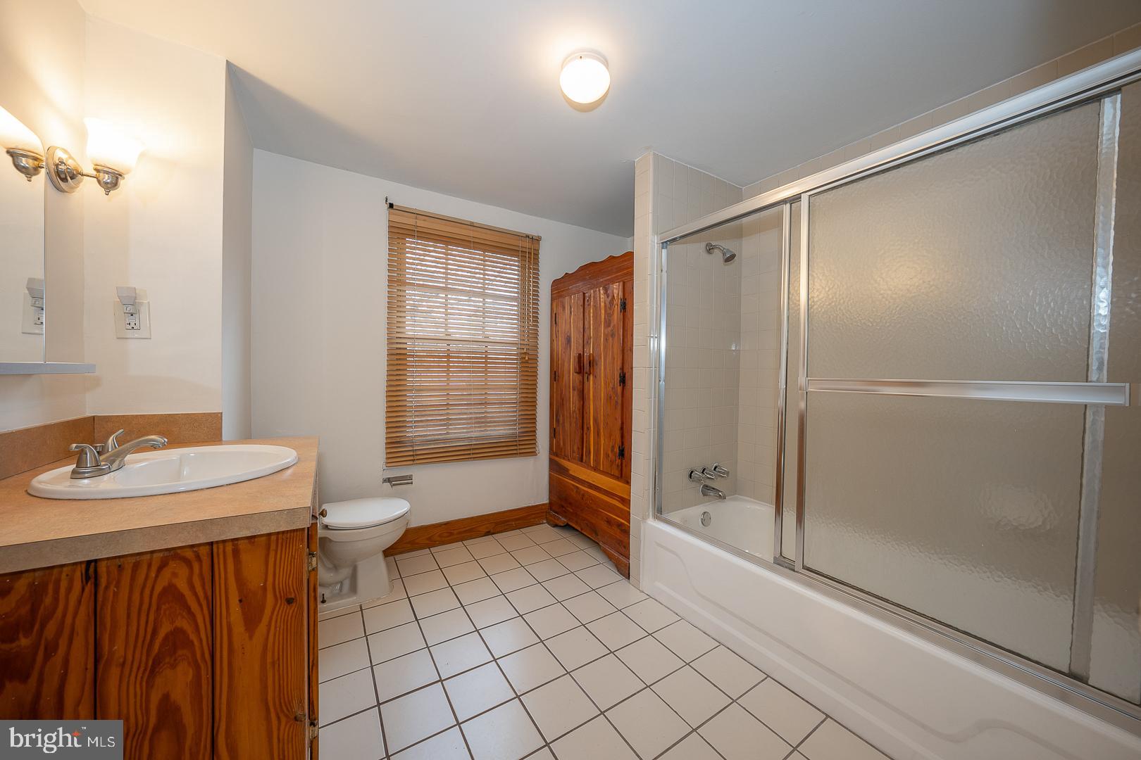 SPRING ARTS - Residential Lease