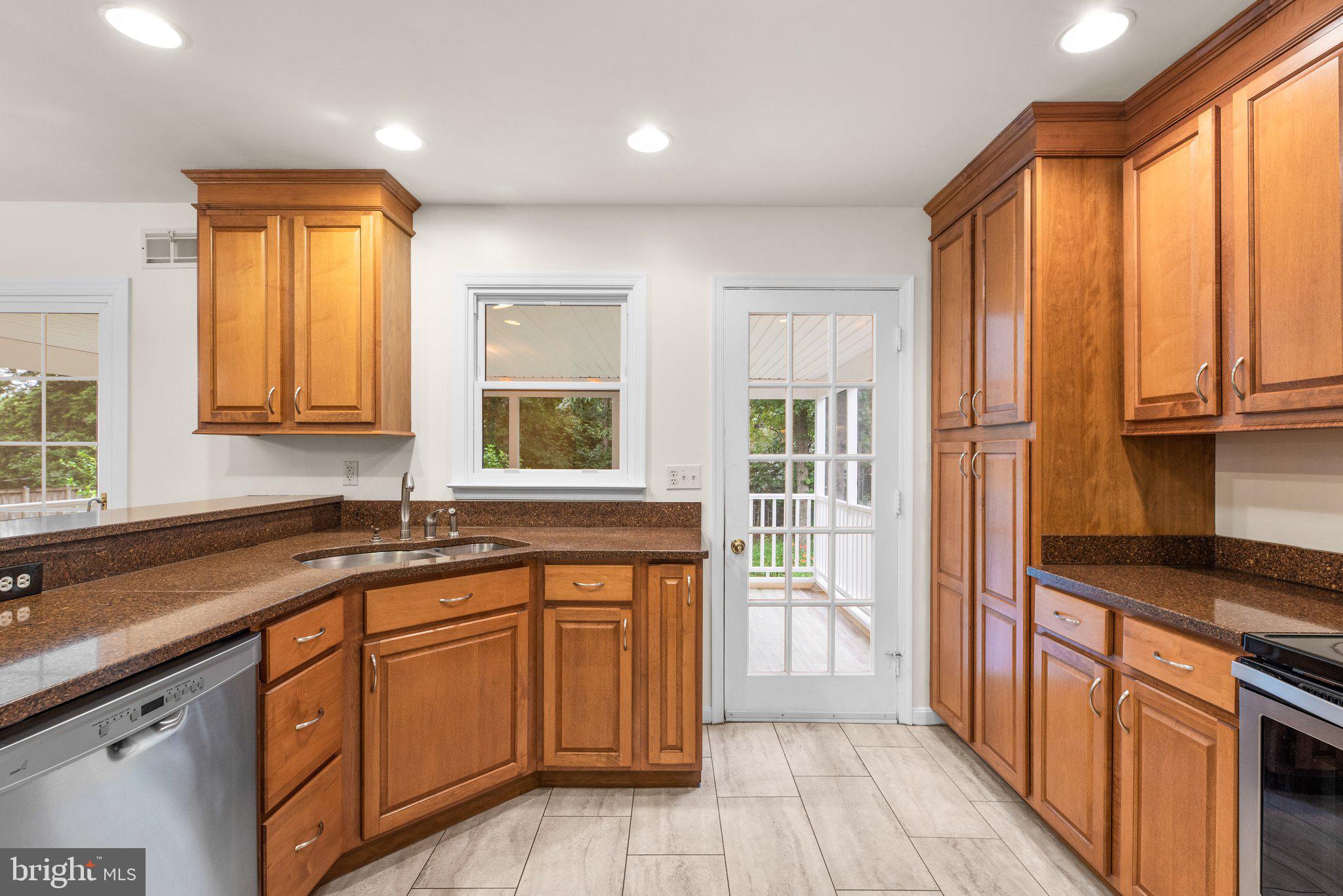 HAMPTON MANOR - Residential