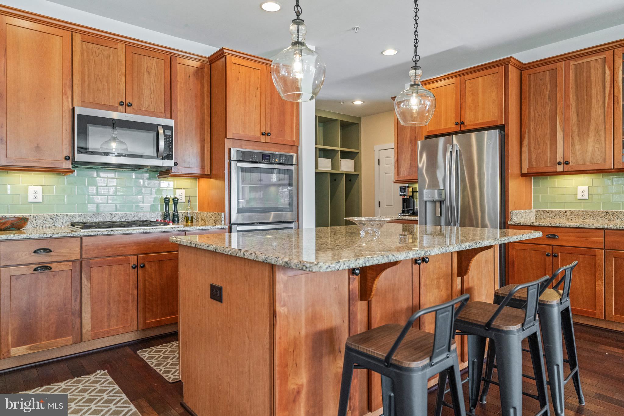 PONDVIEW - Residential