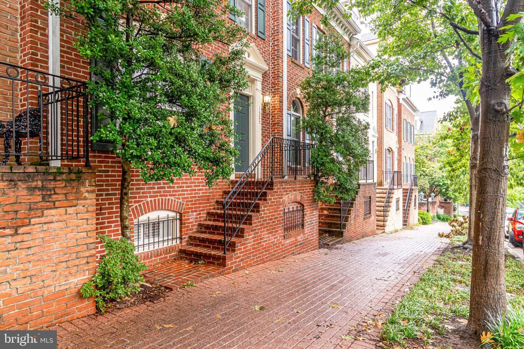 Photo of 1323 N Barton Street, ARLINGTON, VA 22201 (MLS # VAAR2064922)