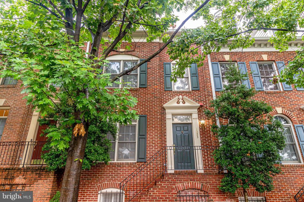 Photo of 1323 N Barton Street, ARLINGTON, VA 22201 (MLS # VAAR2064922)