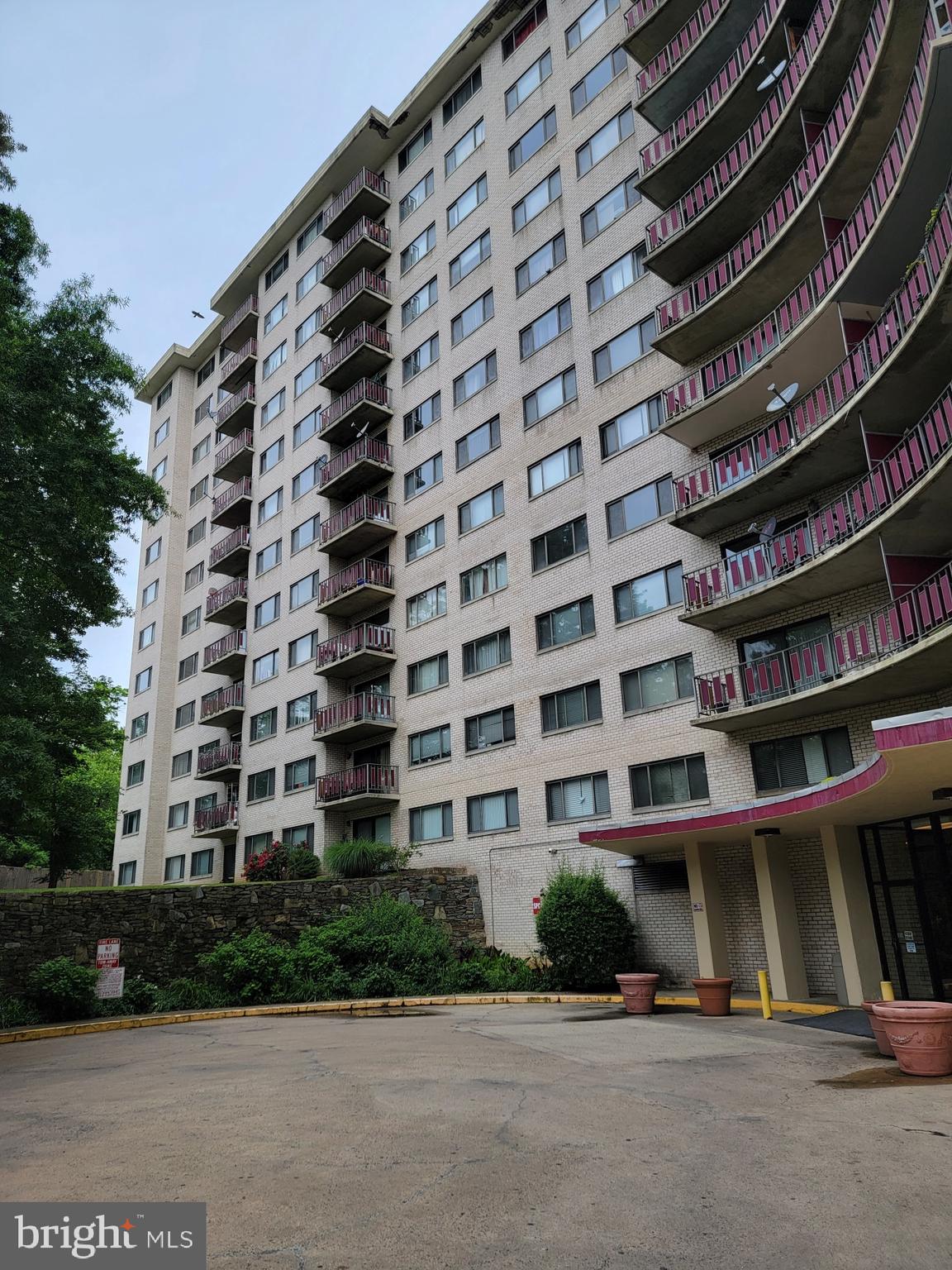 PINEWAY TOWERS - Residential