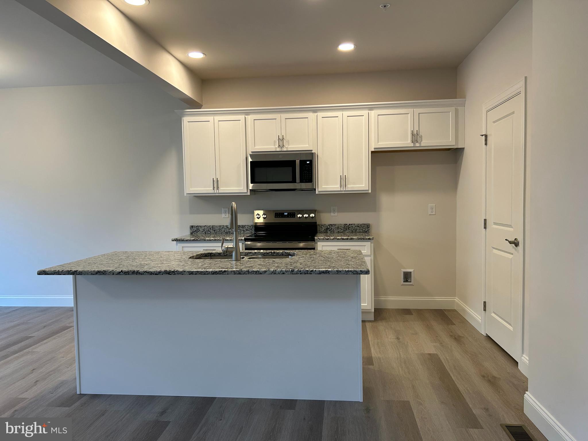 WOODLAND HILLS - Residential