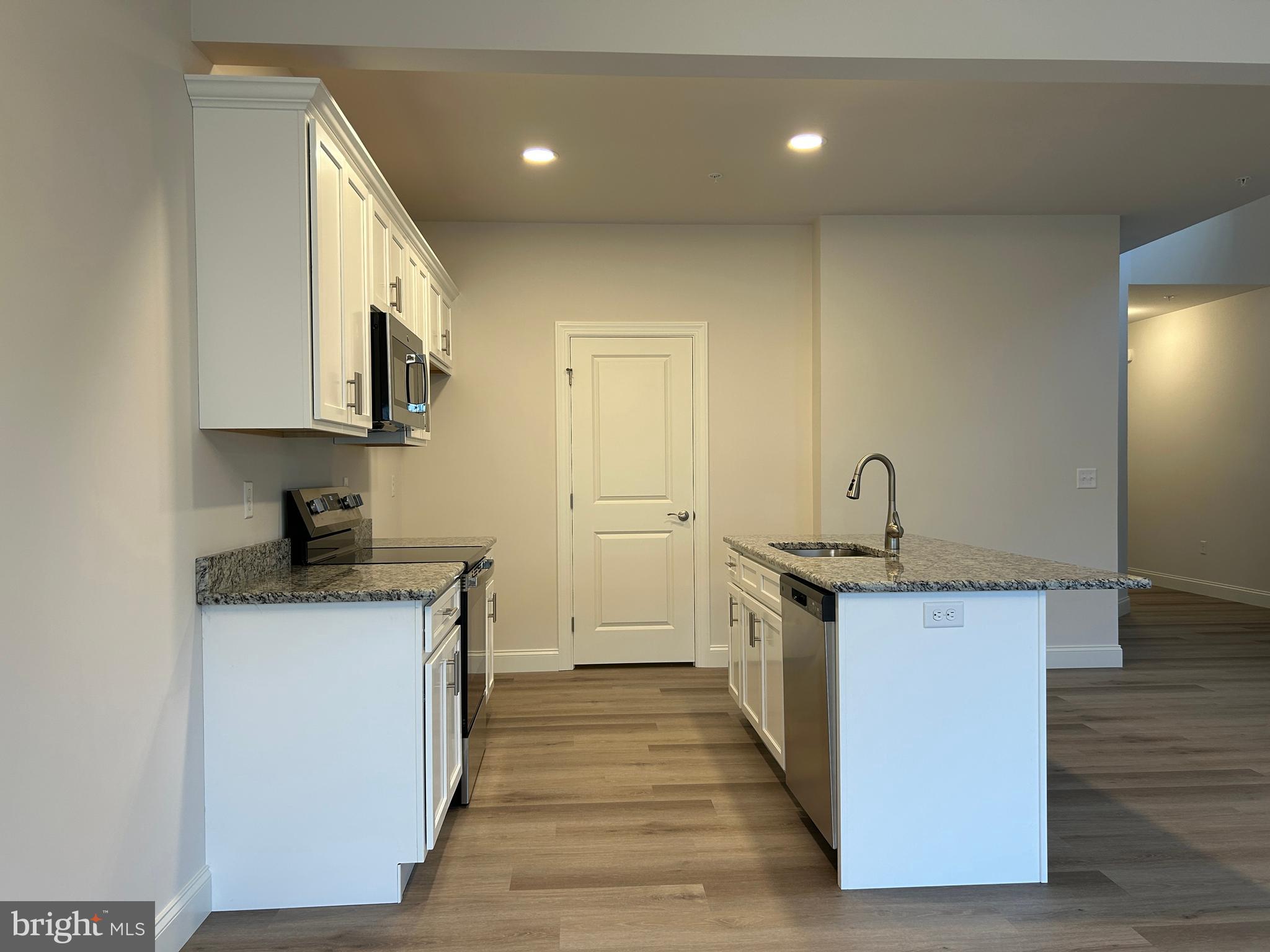 WOODLAND HILLS - Residential