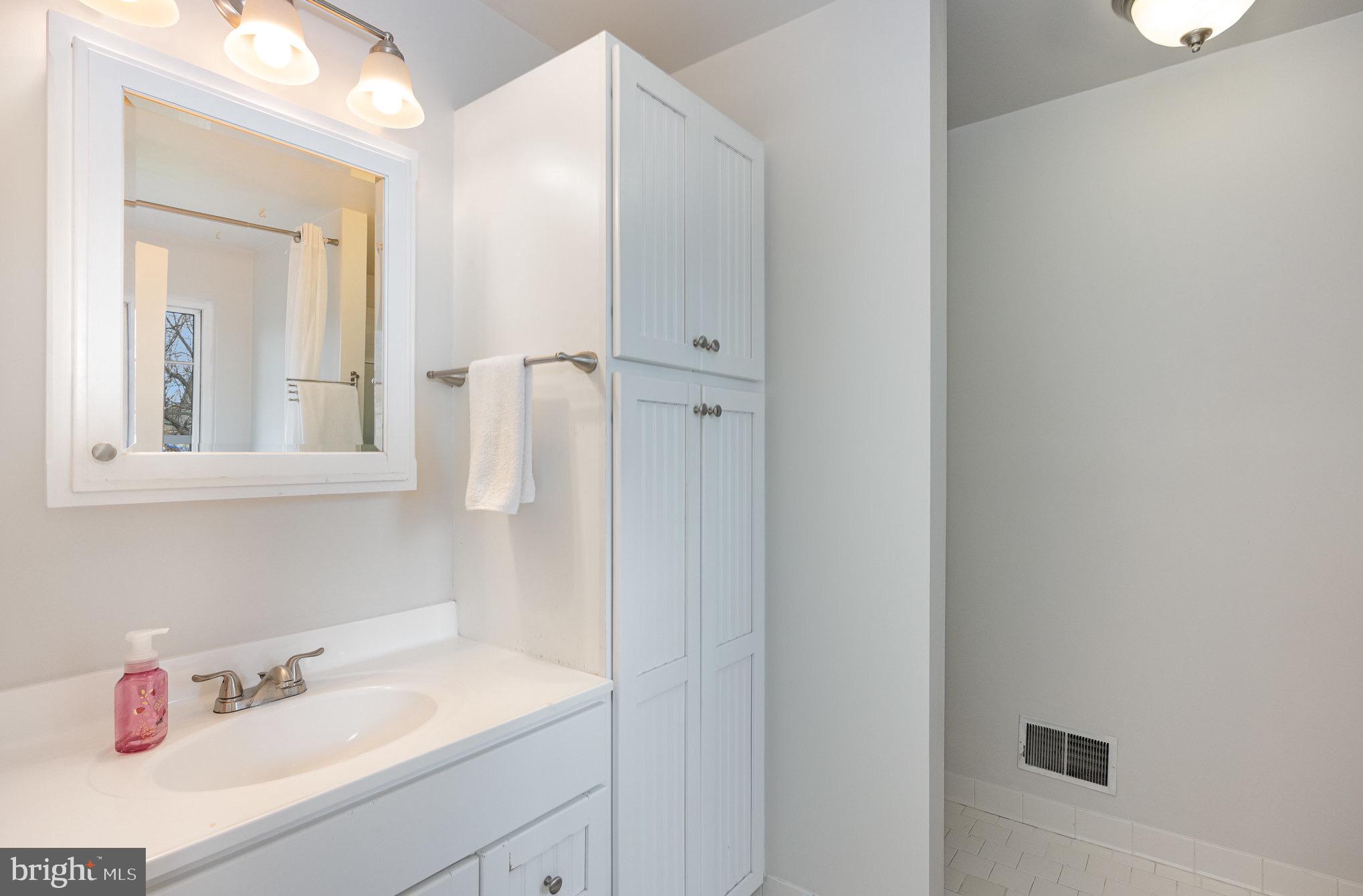 SOUTH HAMPTON - Residential