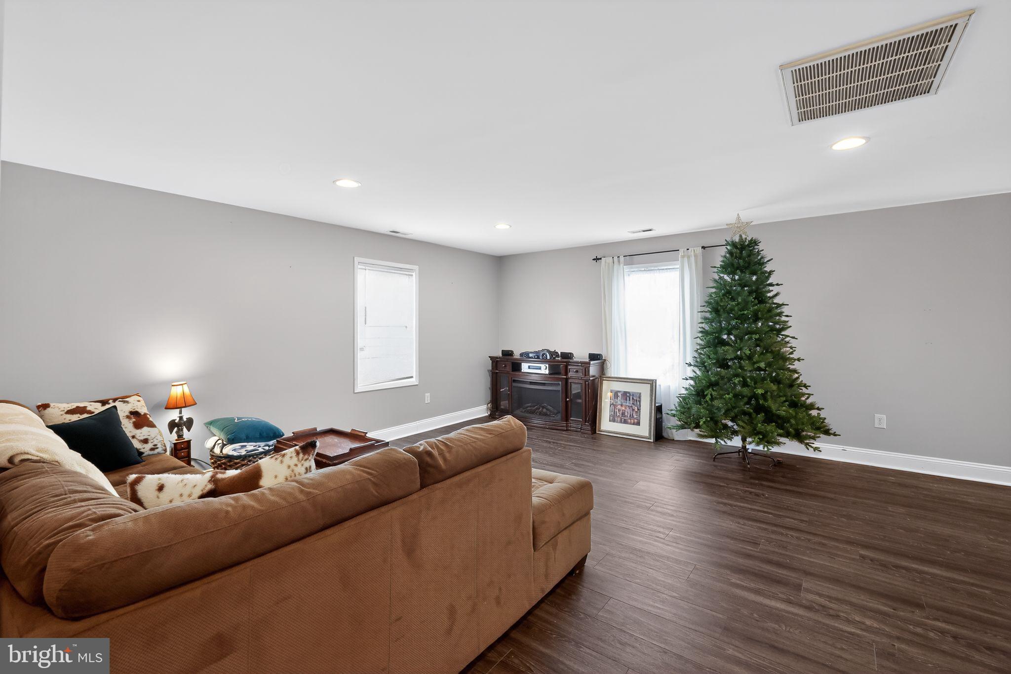 WOODLAND BEACH - Residential