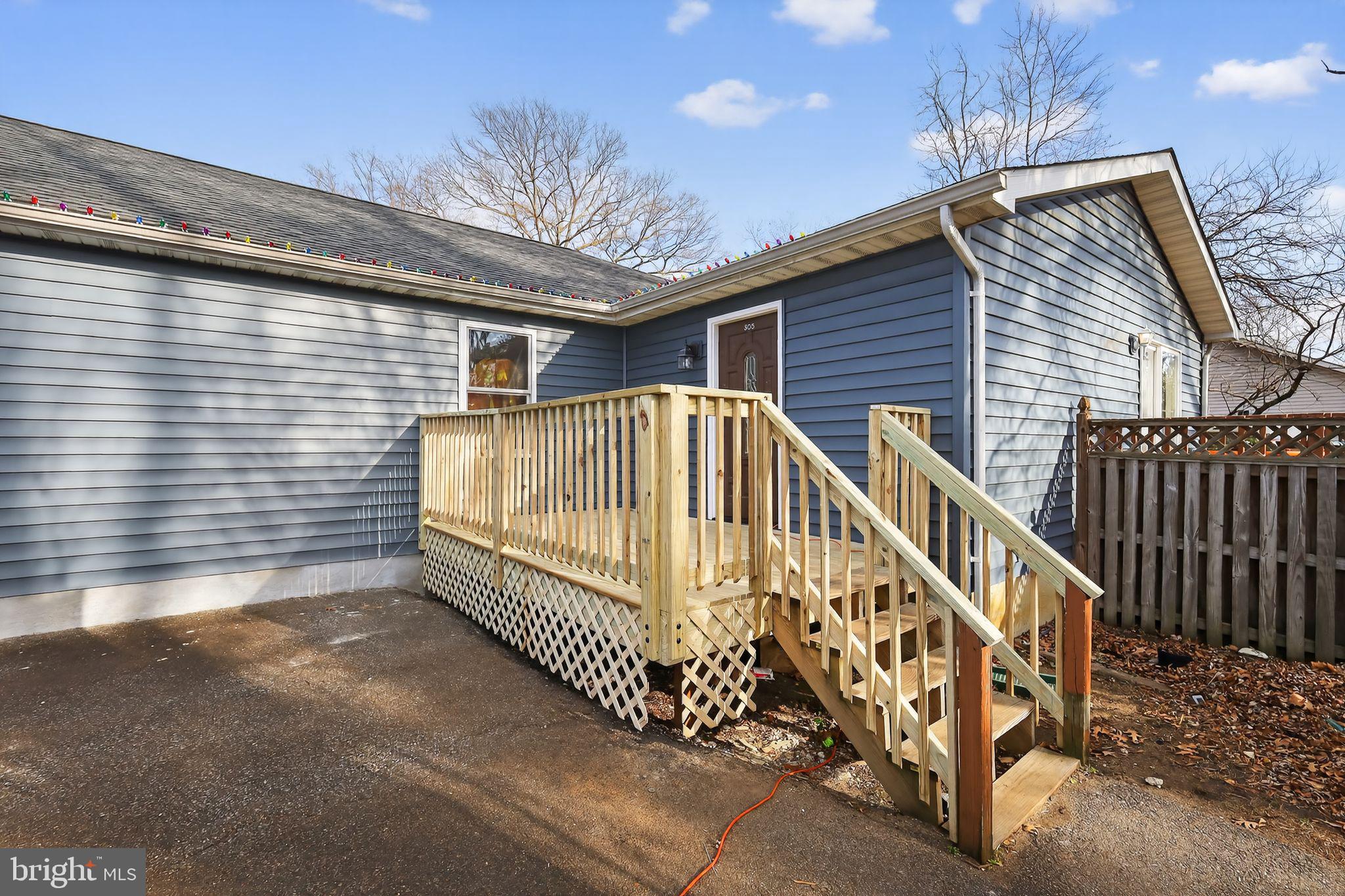 WOODLAND BEACH - Residential