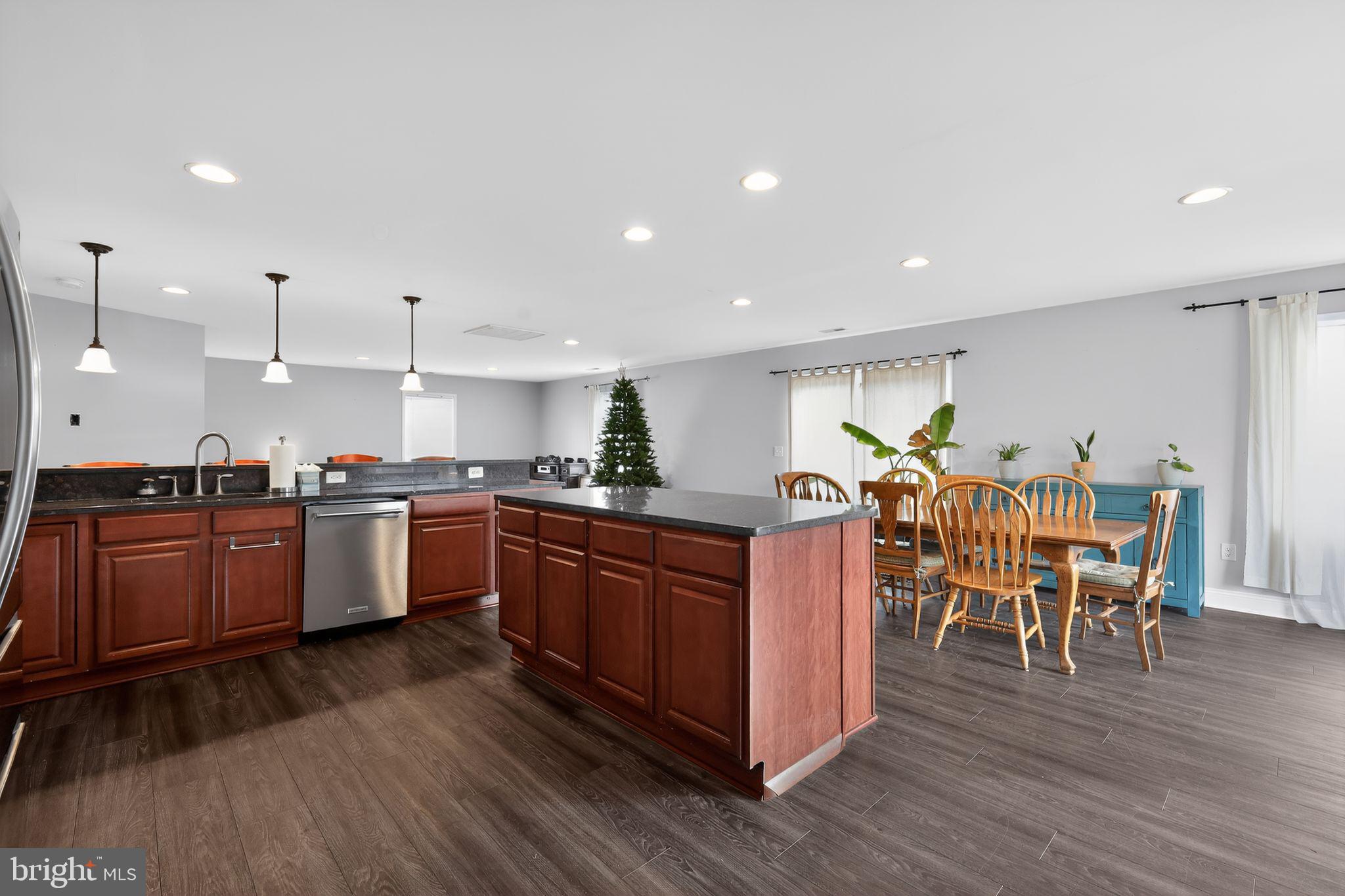 WOODLAND BEACH - Residential