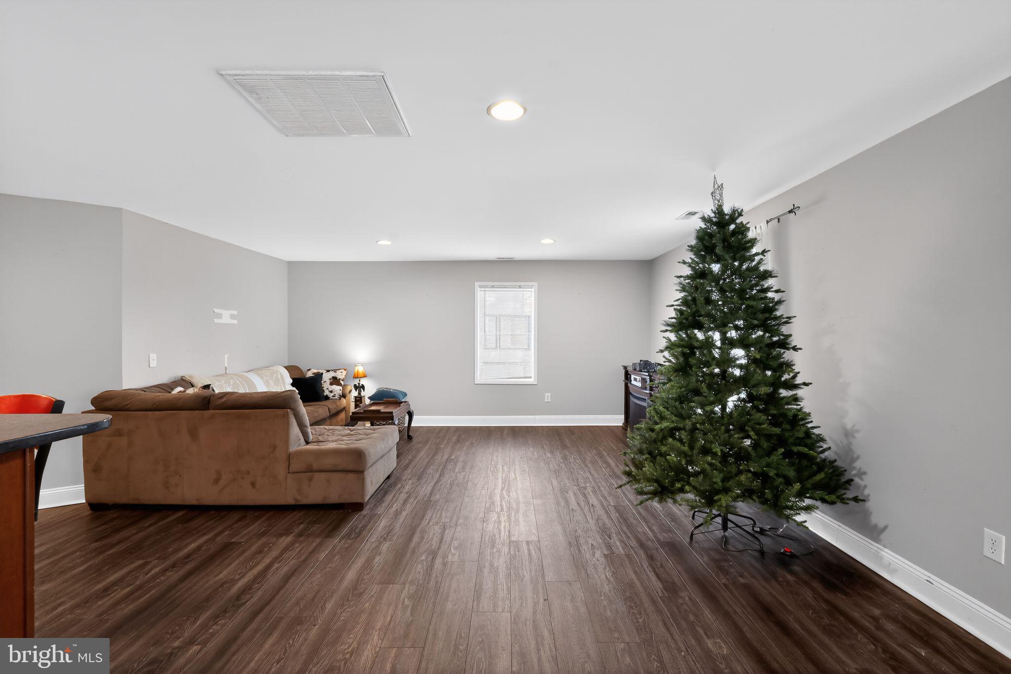 WOODLAND BEACH - Residential