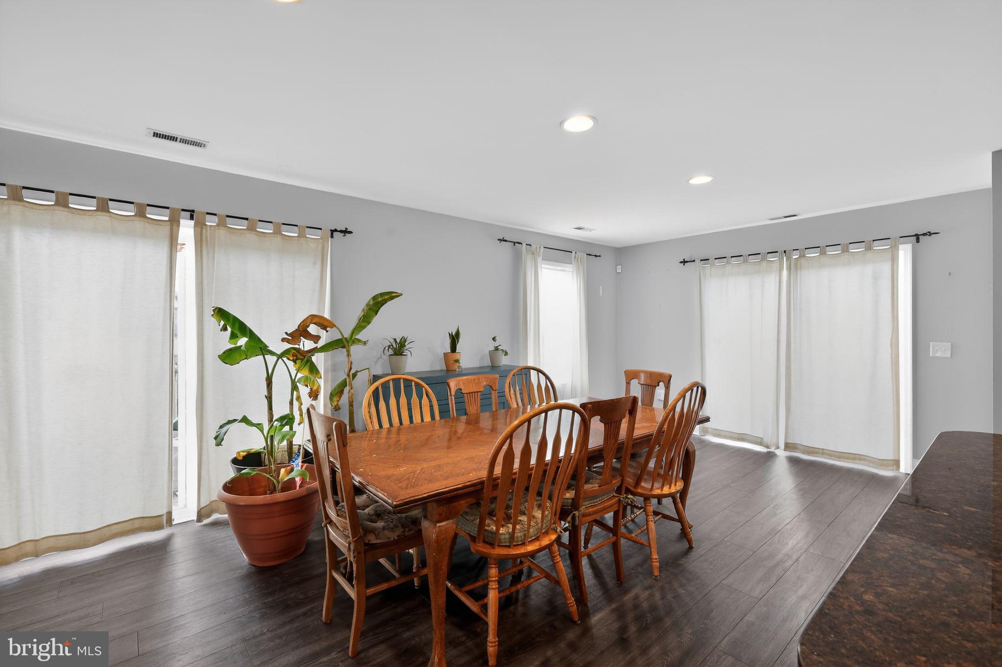 WOODLAND BEACH - Residential