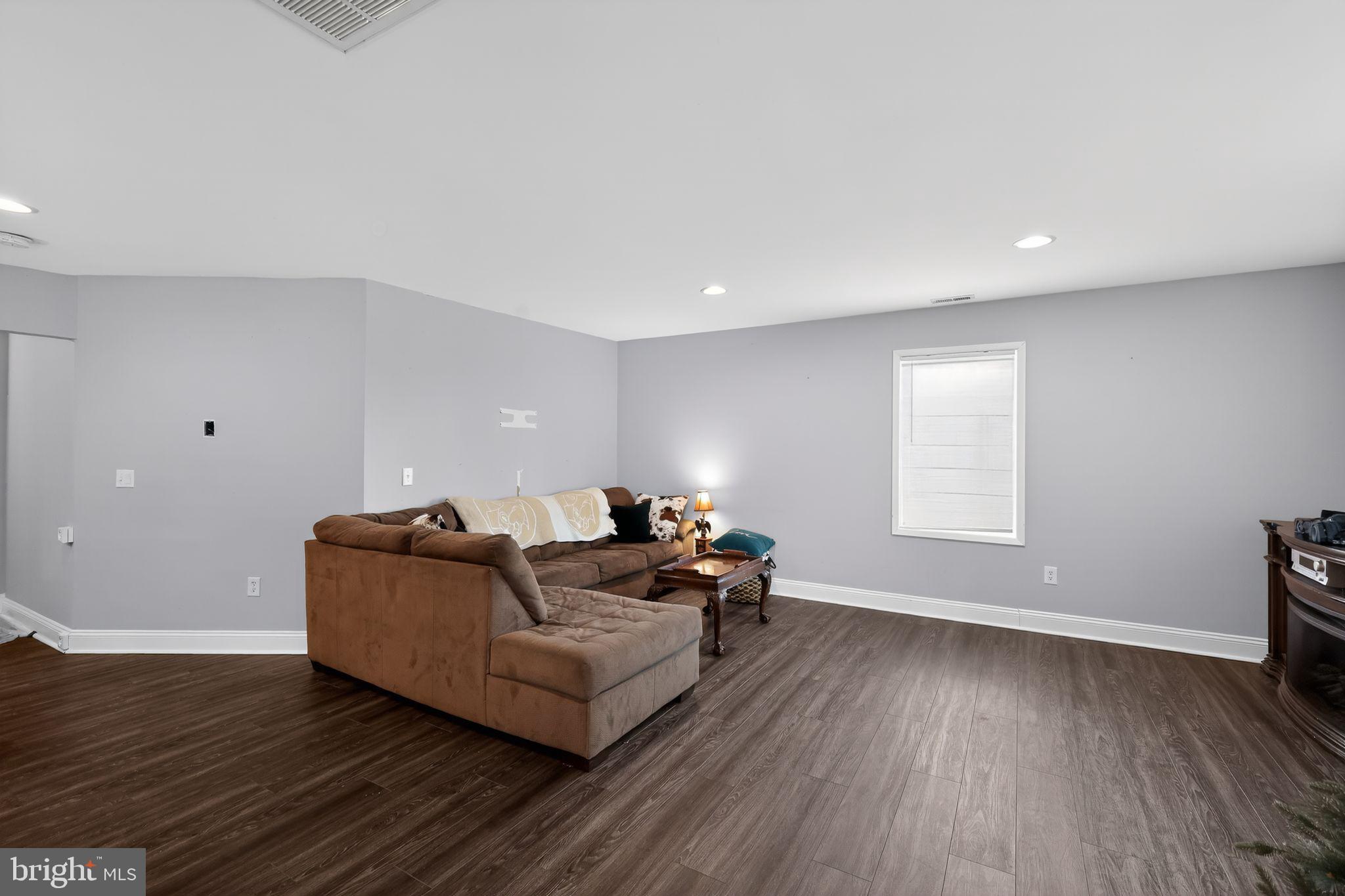 WOODLAND BEACH - Residential