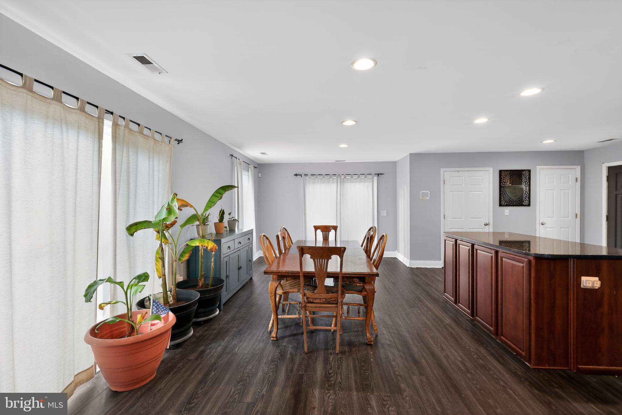 WOODLAND BEACH - Residential