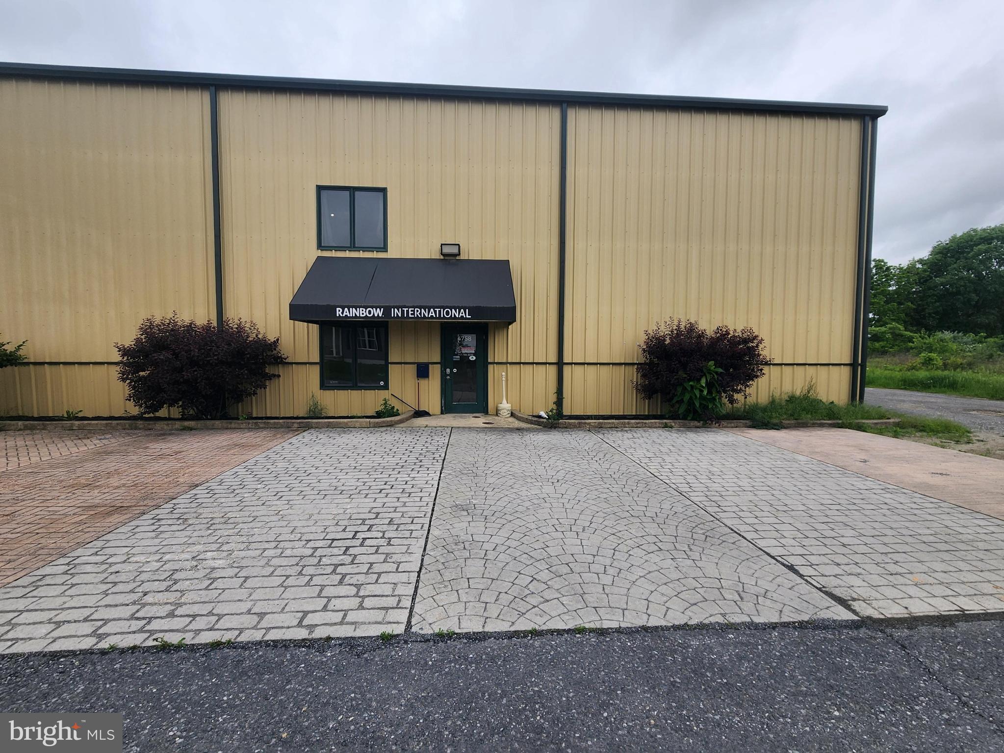 10,000 Square Foot HEATED Warehouse Space!
16 Foot Overhead Door
24 Foot Ceilings
Office and Reception Area as well
Two Bathrooms, One is in the Warehouse, the other in the Office
Space will be available to start renting 7-1-25
Call Now For a Showing!