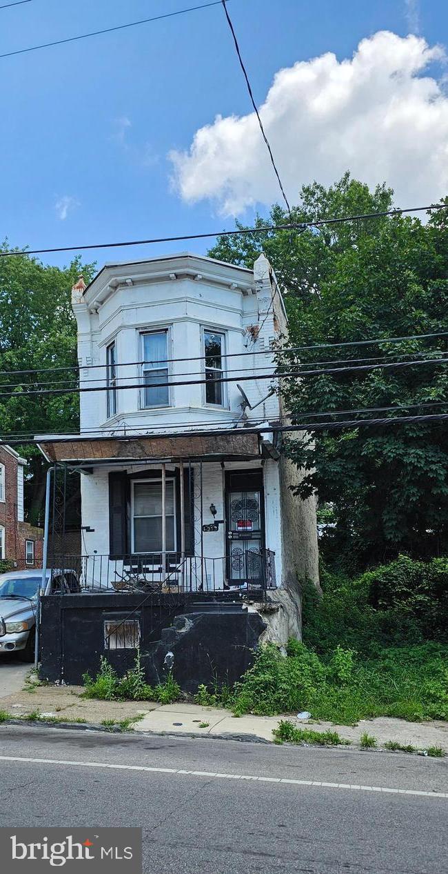 Single standing home with off street parking ready for a quick sale. Come bring your buyer's offer.