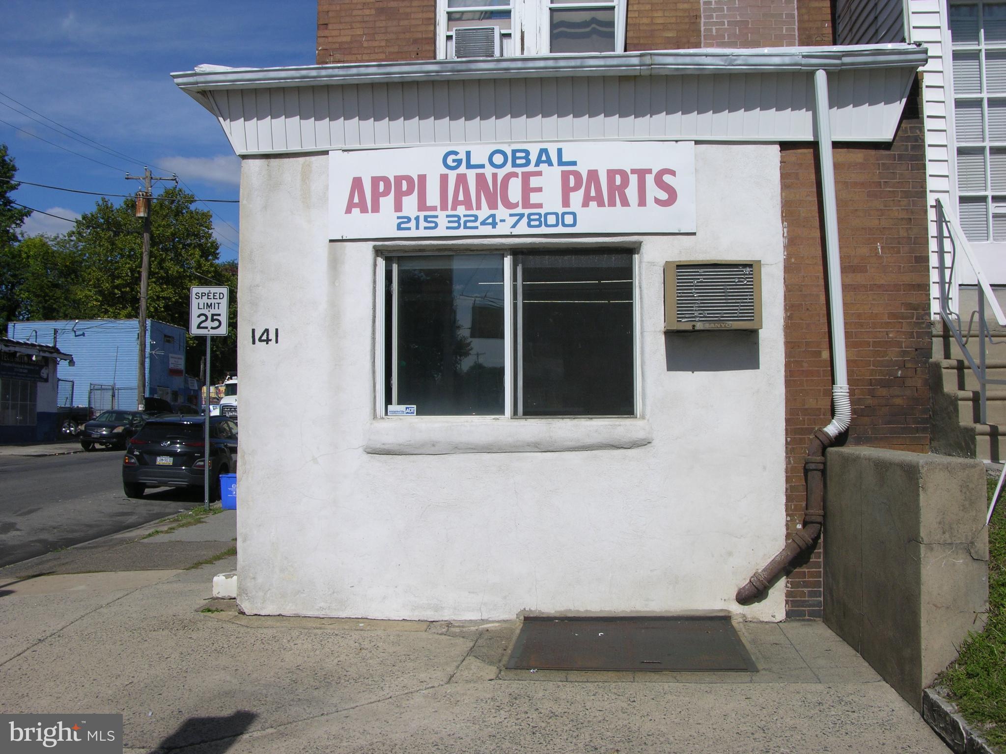 Main image without alt text