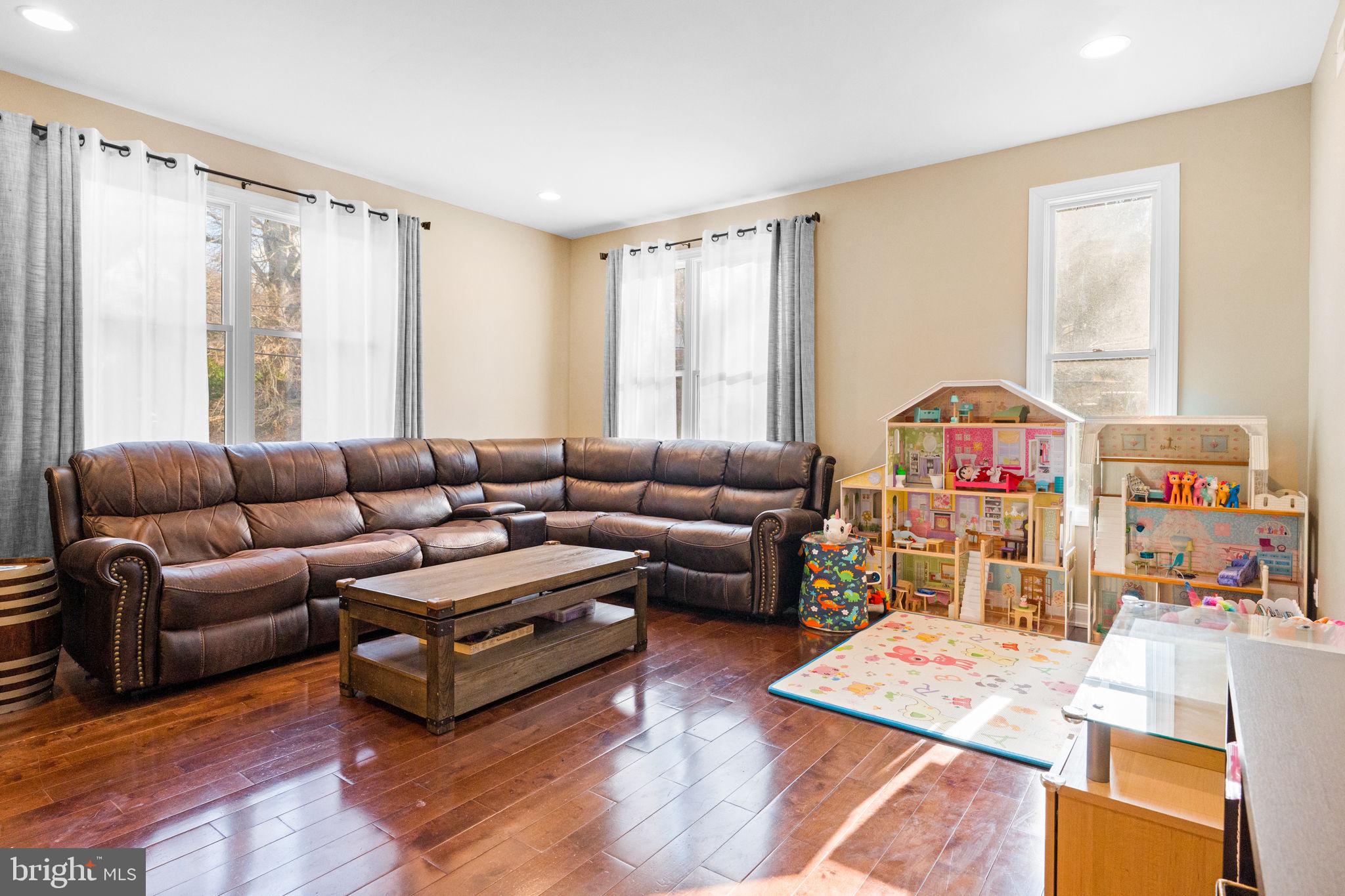 ROXBOROUGH - Residential