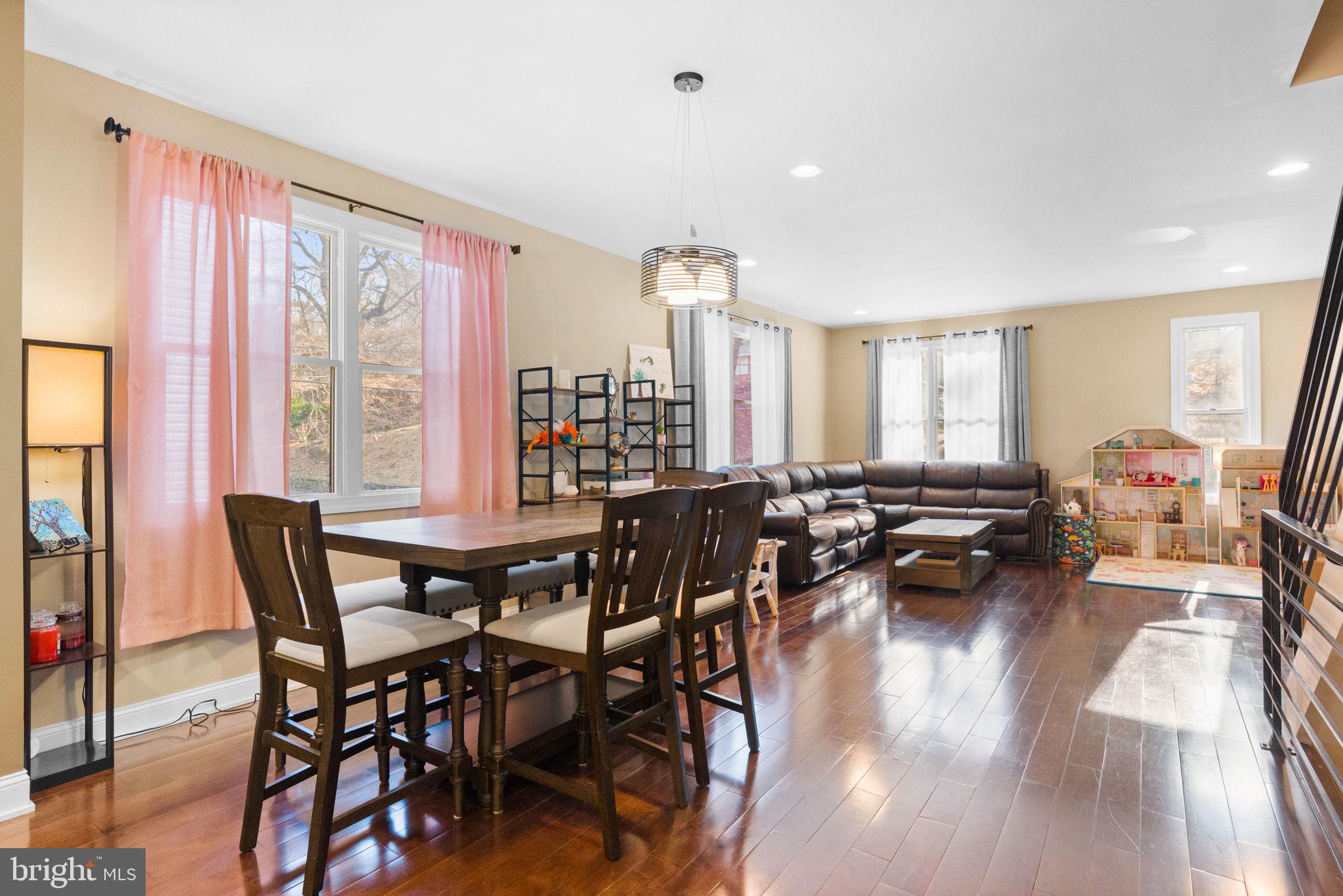 ROXBOROUGH - Residential