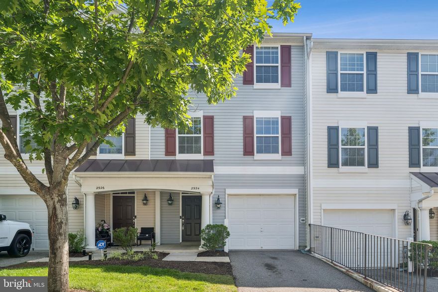 Welcome to this beautifully maintained 3-level townhome style unit in one of River Oaks’ most desirable sections! Freshly painted throughout with newer stainless steel appliances, this home offers 3 bedrooms, 3.5 bathrooms, a spacious open layout, and gleaming hardwood floors on the main level. The fully finished walk-out basement includes a full bath—perfect for a rec room, guest suite, or office. In addition to a private deck,  you’ll also enjoy the vibrant community amenities, which include a community center, 24/7 gym, and pool. 
<br>
<br>
<b>Plus, with its prime location near the 234 commuter lots, VRE, and I-95 N/S, you'll have quick access to shopping, dining, and entertainment at Stonebridge at Potomac Town Center.  This home is truly move-in ready—don’t miss it!</b>